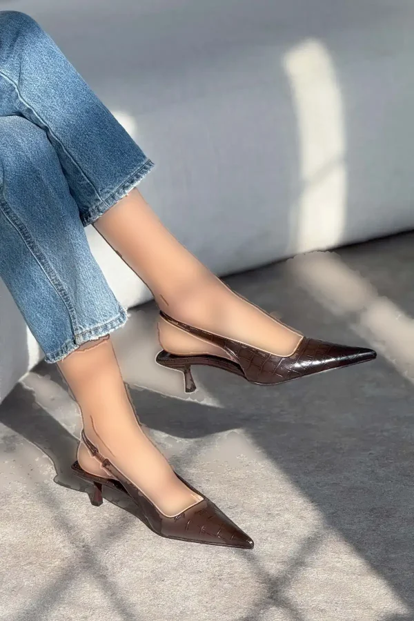 کفش پاشنه‌ بلند زنانه کفش پاشنه‌دار زنانه با جزئیات لاستیکی و طرح قهوه‌ای رودنی - 3666