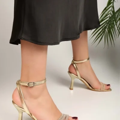 کفش مجلسی زنانه پاشنه‌دار کادین رو با جزئیات طلایی فلزی و سنگی - 6749