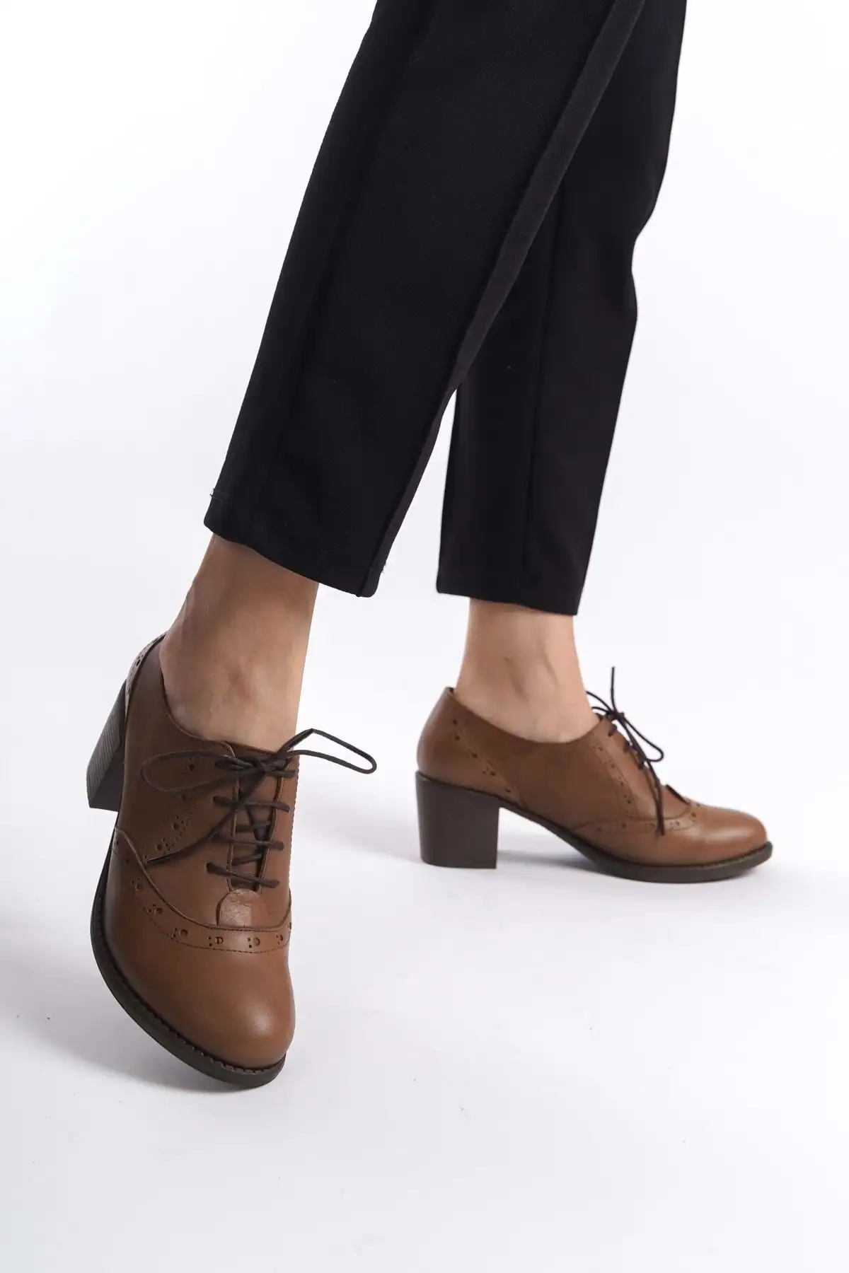 کفش اداری زنانه کلاسیک پاشنه‌دار چرمی طبیعی با بند رنگ گردوئی - 6238