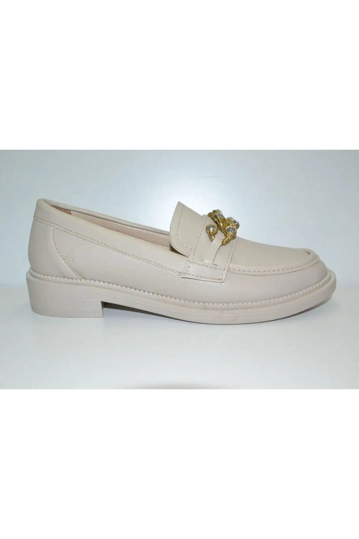 کفش اداری زنانه  راحتی  با جزئیات زنجیری، مناسب برای کار، روزمره و ، با نوک گرد و رنگ کرم. - 6781 کفش اداری زنانه راحتی با جزئیات زنجیری، مناسب برای کار، روزمره و ، با نوک گرد و رنگ کرم. - 6781