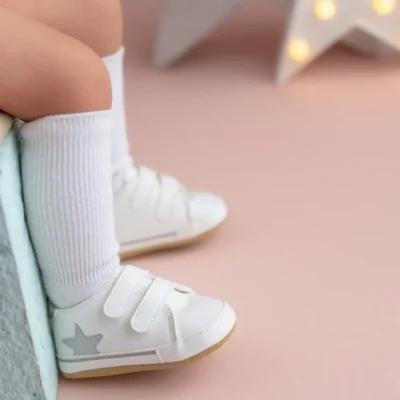 کفش نوزاد دختر پاپوش انه ی با بند چسبی سفید و ستارههای نقرهای - مدل g-2352 - 5480