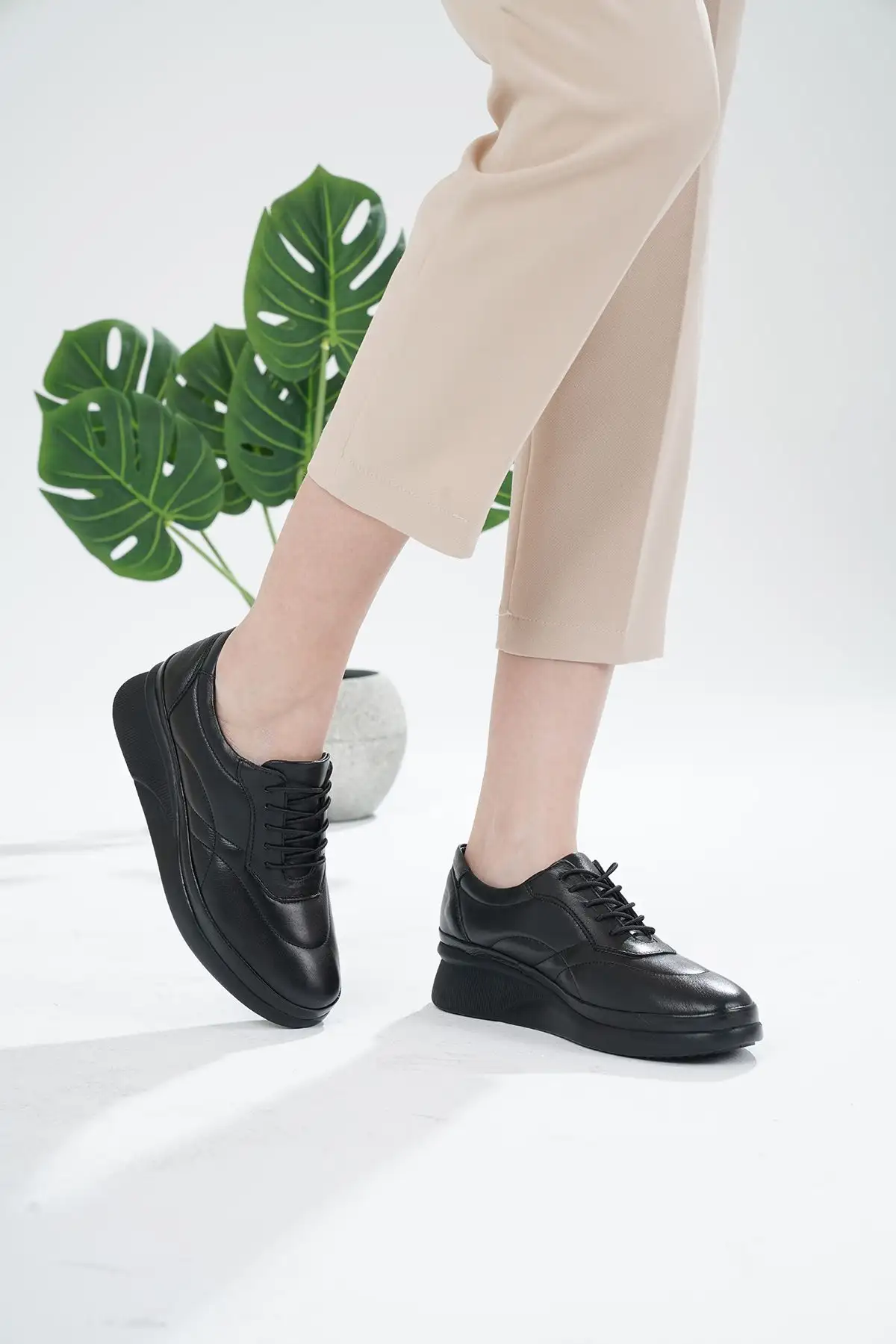 کفش ورزشی روزمره مراقب خاص زنانه چرم با کفی ارتوپدیک مناسب برای پینه های پا و برجستگی های استخوانی - 5553 کفش ورزشی روزمره مراقب خاص زنانه چرم با کفی ارتوپدیک مناسب برای پینه های پا و برجستگی های استخوانی - 5553