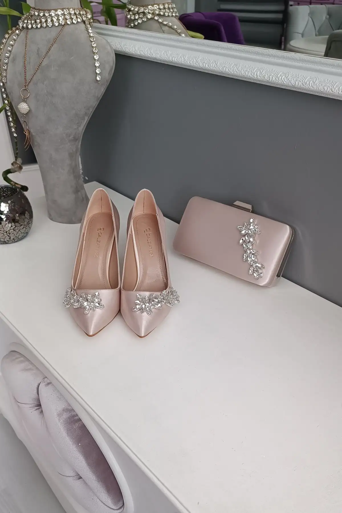 کفش مجلسی زنانه ست کیف و   با طراحی ترکیبی، شامل  پاشنه ۹ سانتیمتری با رویه شیشهای و با سنگهای ستارهای در رنگ شامپاینی. - 5683 کفش مجلسی زنانه ست کیف و با طراحی ترکیبی، شامل پاشنه ۹ سانتیمتری با رویه شیشهای و با سنگهای ستارهای در رنگ شامپاینی. - 5683