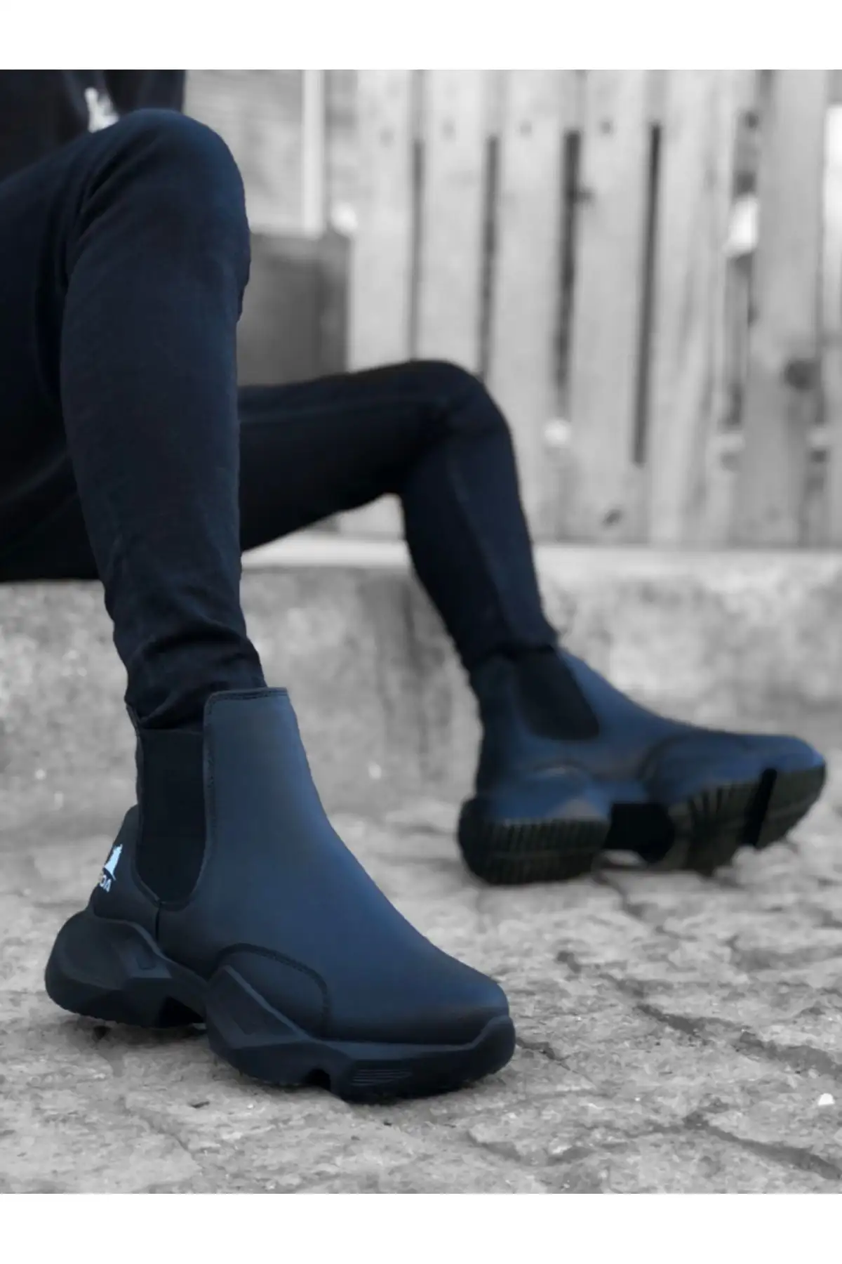 بوت مردانه Ba0444  نیمه بلند  اسپرت سیاه با کفی بلند و بدون بند راحت - 6155 بوت مردانه Ba0444 نیمه بلند اسپرت سیاه با کفی بلند و بدون بند راحت - 6155