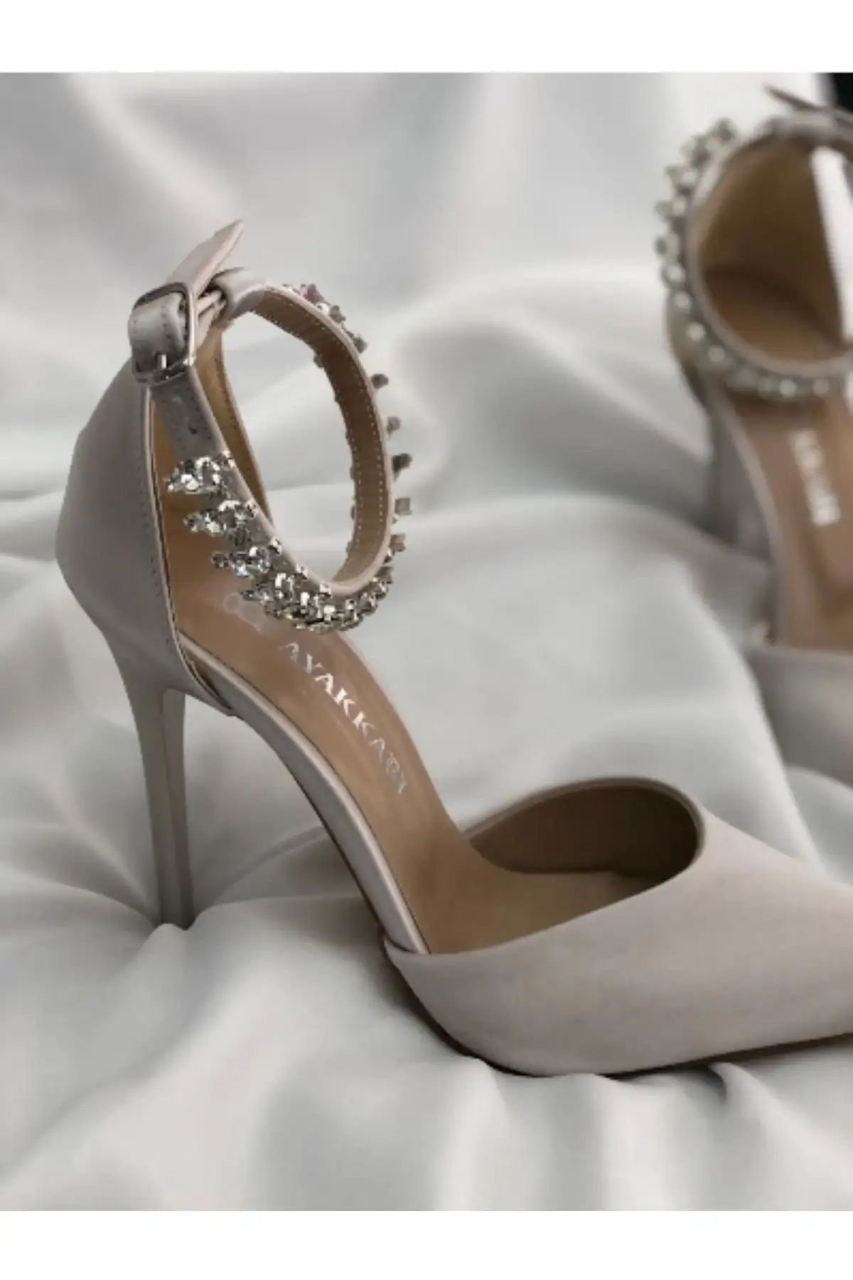 کفش مجلسی زنانه آبی پاشنه‌دار سنگ‌دار ساتن بژ با ارتفاع پاشنه 9 سانتی‌متر - 5682