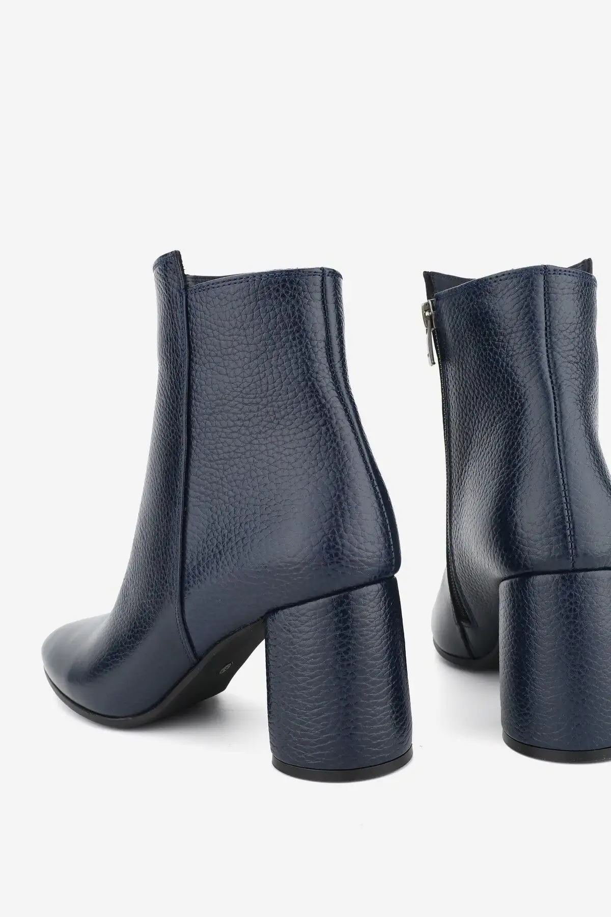 بوت و نیم بوت زنانه کفش چکمهای ساقدار با پاشنه کلفت از جنس چرم اقعی، به رنگ سرمهای، سایز ۳۶-۴۱ - 6692 بوت و نیم بوت زنانه کفش چکمهای ساقدار با پاشنه کلفت از جنس چرم اقعی، به رنگ سرمهای، سایز ۳۶-۴۱ - 6692