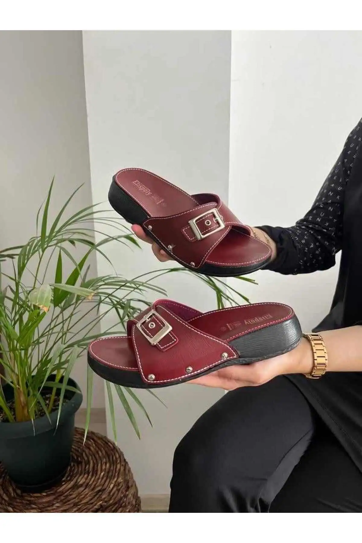 کفش راحتی خانه دمپایی زنانه با کفی آناتومیک طبی اورتپدیک کلاسیک با یک بند، دمپایی مادر، دمپایی خیابانی - 7009 کفش راحتی خانه دمپایی زنانه با کفی آناتومیک طبی اورتپدیک کلاسیک با یک بند، دمپایی مادر، دمپایی خیابانی - 7009