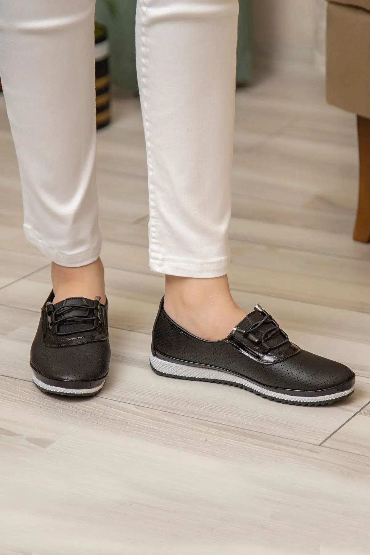 کفش ورزشی روزمره  راحتی زنانه چرم سوراخدار با بند نرم اورتوپدیک  - 6630 کفش ورزشی روزمره راحتی زنانه چرم سوراخدار با بند نرم اورتوپدیک - 6630