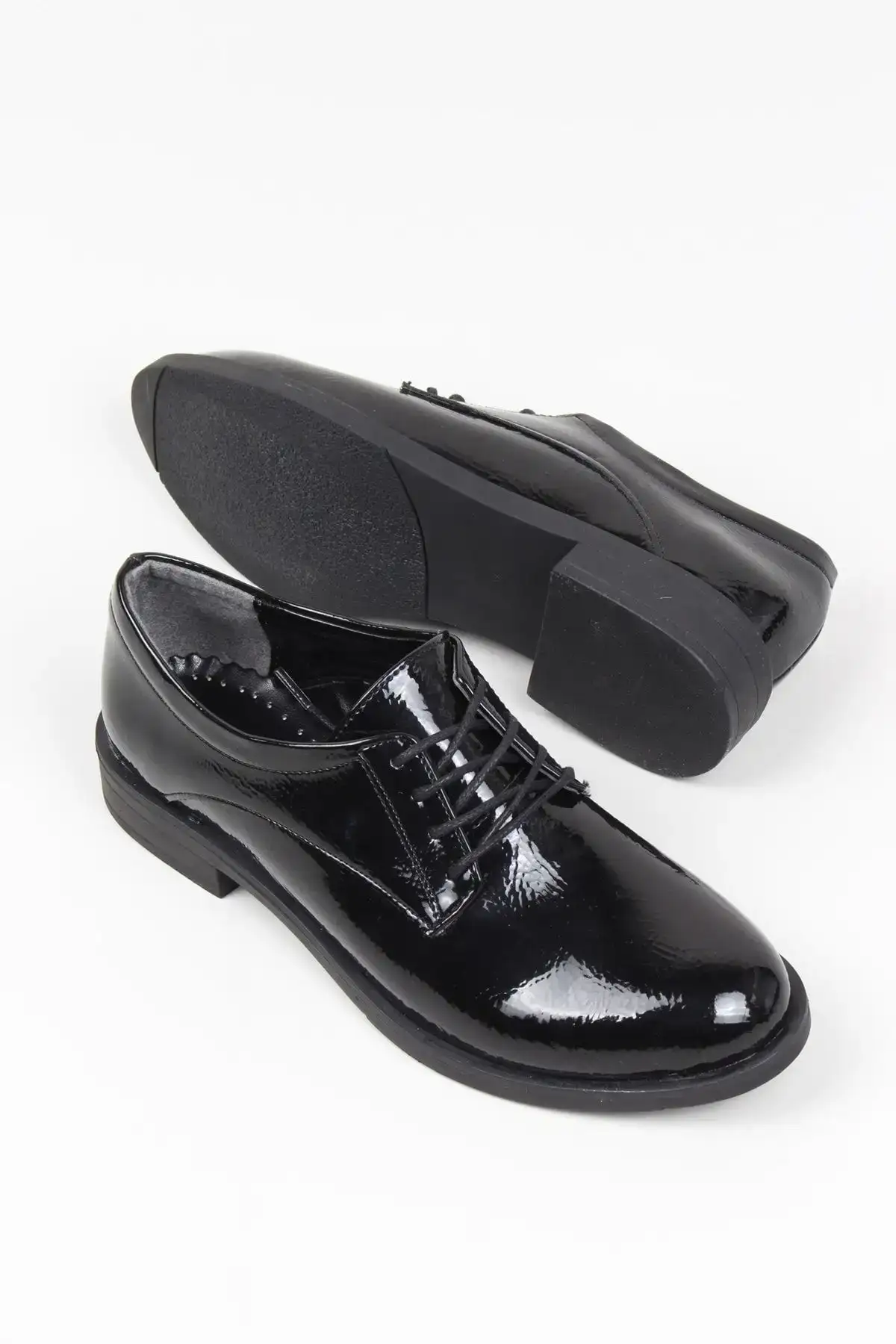 کفش اداری زنانه   کلاسیک مشکی  مدل روزمره با روکش واکسی - 5714 کفش اداری زنانه کلاسیک مشکی مدل روزمره با روکش واکسی - 5714