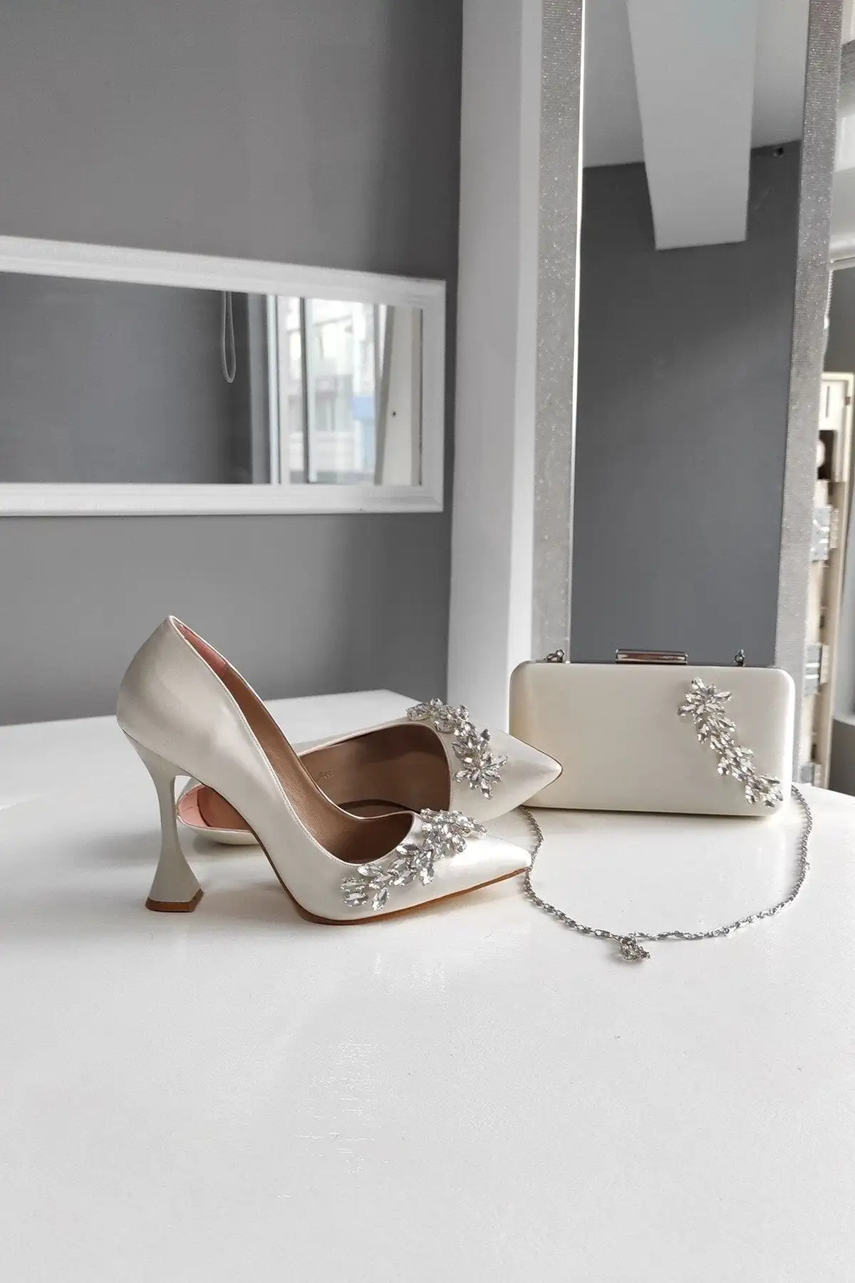 کفش مجلسی زنانه کیف ساتن سدف ۱۱ سانتیمتری با پاشنه شمعی و تزئینات ستارهای سنگدار،    استیلتو - 5687 کفش مجلسی زنانه کیف ساتن سدف ۱۱ سانتیمتری با پاشنه شمعی و تزئینات ستارهای سنگدار، استیلتو - 5687