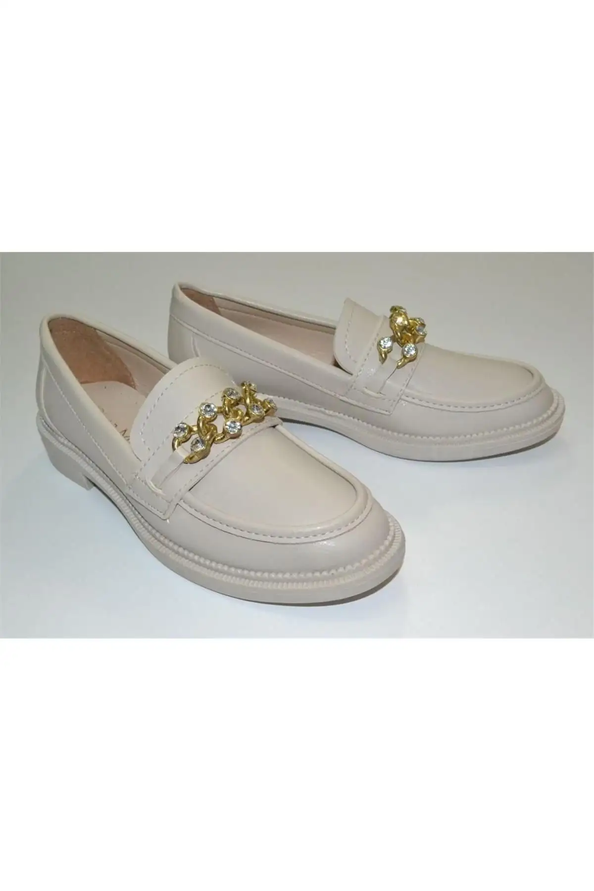 کفش اداری زنانه  راحتی  با جزئیات زنجیری، مناسب برای کار، روزمره و ، با نوک گرد و رنگ کرم. - 6781 کفش اداری زنانه راحتی با جزئیات زنجیری، مناسب برای کار، روزمره و ، با نوک گرد و رنگ کرم. - 6781