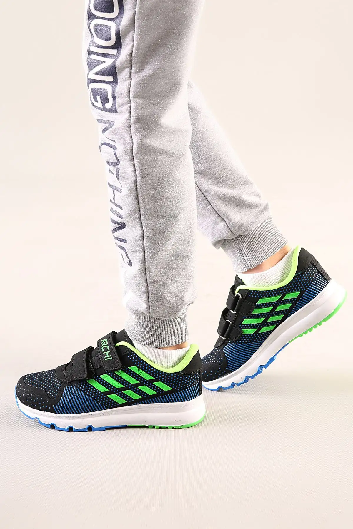 کفش پسرانه ورزشی روزانه آناتومیک کودک با رنگ سیاه و نارنجی - 5785