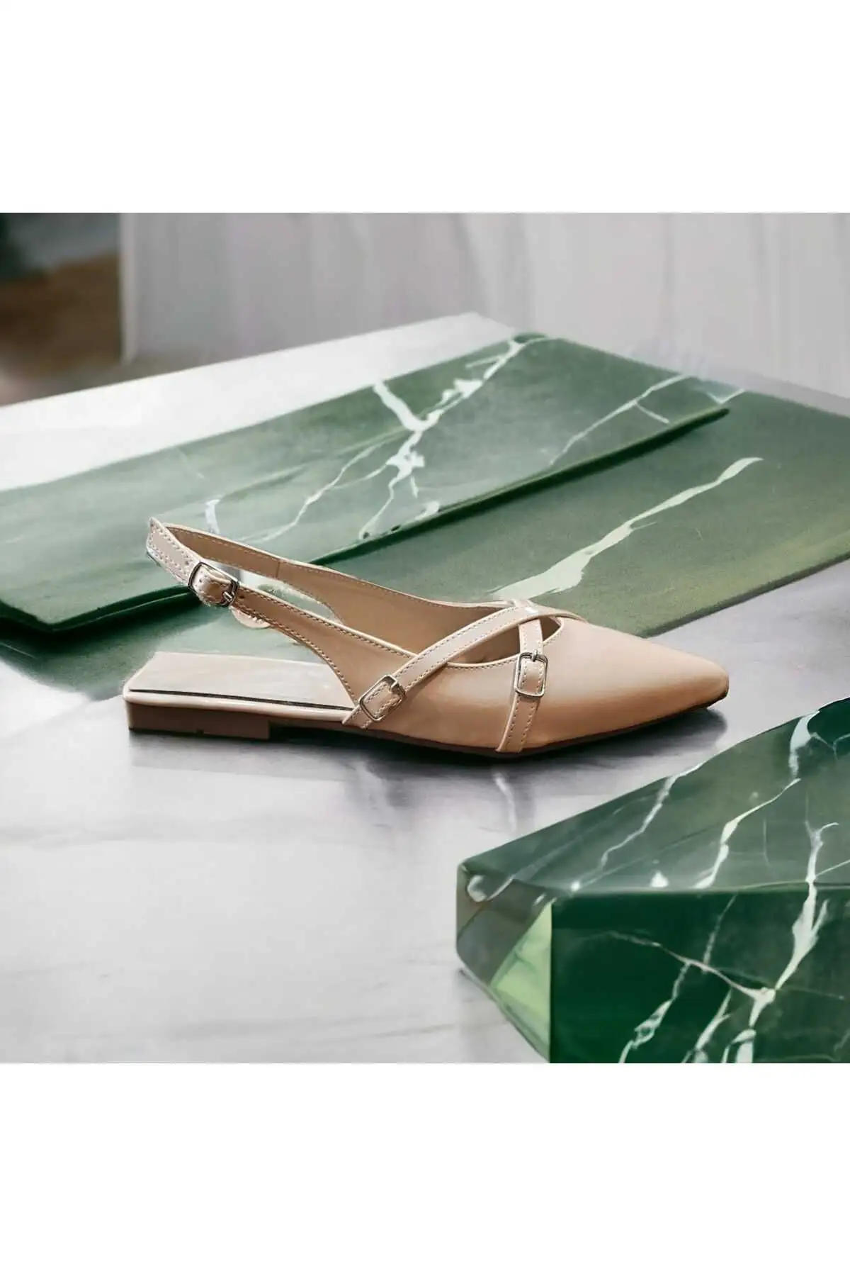 کفش مجلسی زنانه   رنگ بژ با بند کراس جدید فصل - 5688 کفش مجلسی زنانه رنگ بژ با بند کراس جدید فصل - 5688