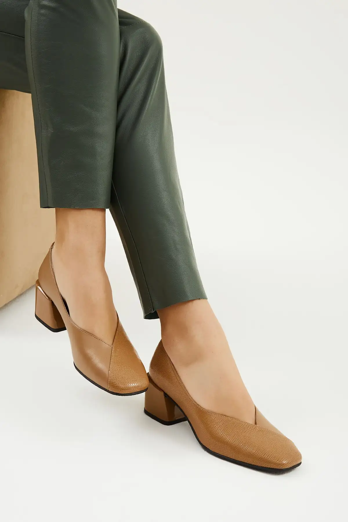 کفش اداری زنانه  پاشنهدار چرمی  33 2441289-2 Bn Ayk Y23 - 6267 کفش اداری زنانه پاشنهدار چرمی 33 2441289-2 Bn Ayk Y23 - 6267