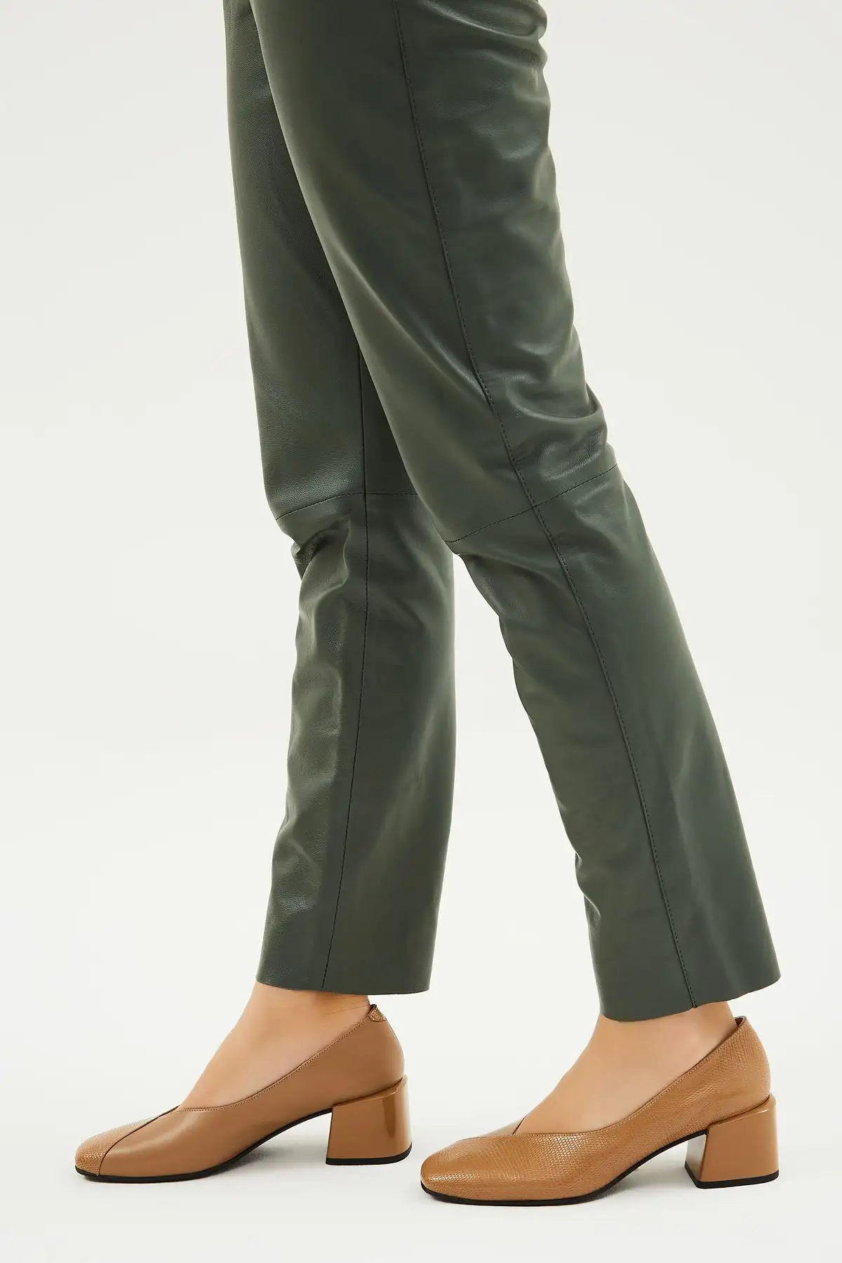 کفش اداری زنانه  پاشنهدار چرمی  33 2441289-2 Bn Ayk Y23 - 6267 کفش اداری زنانه پاشنهدار چرمی 33 2441289-2 Bn Ayk Y23 - 6267