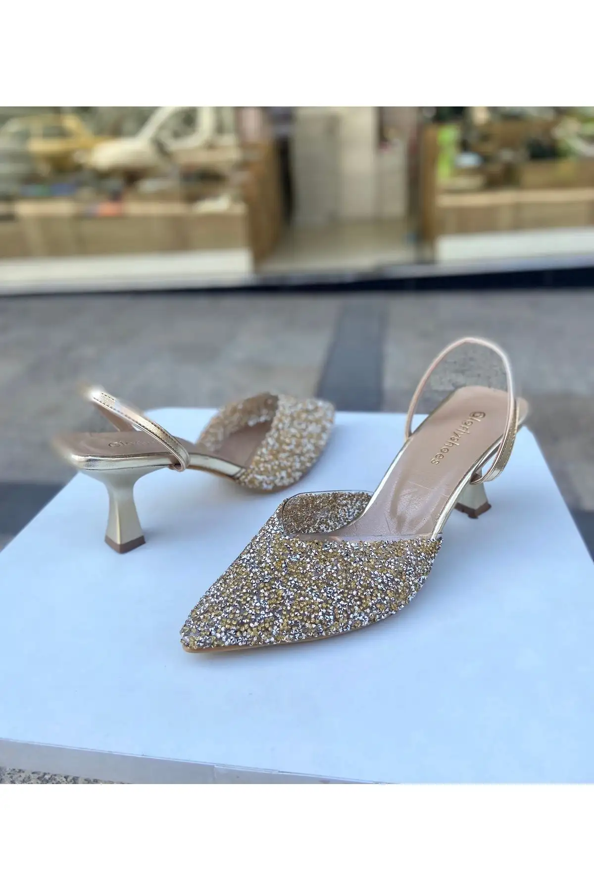 کفش مجلسی زنانه  پاشنهدار ۶ سانتیمتری با تزیینات طلا ۰۱۲۱۰ - 6230 کفش مجلسی زنانه پاشنهدار ۶ سانتیمتری با تزیینات طلا ۰۱۲۱۰ - 6230