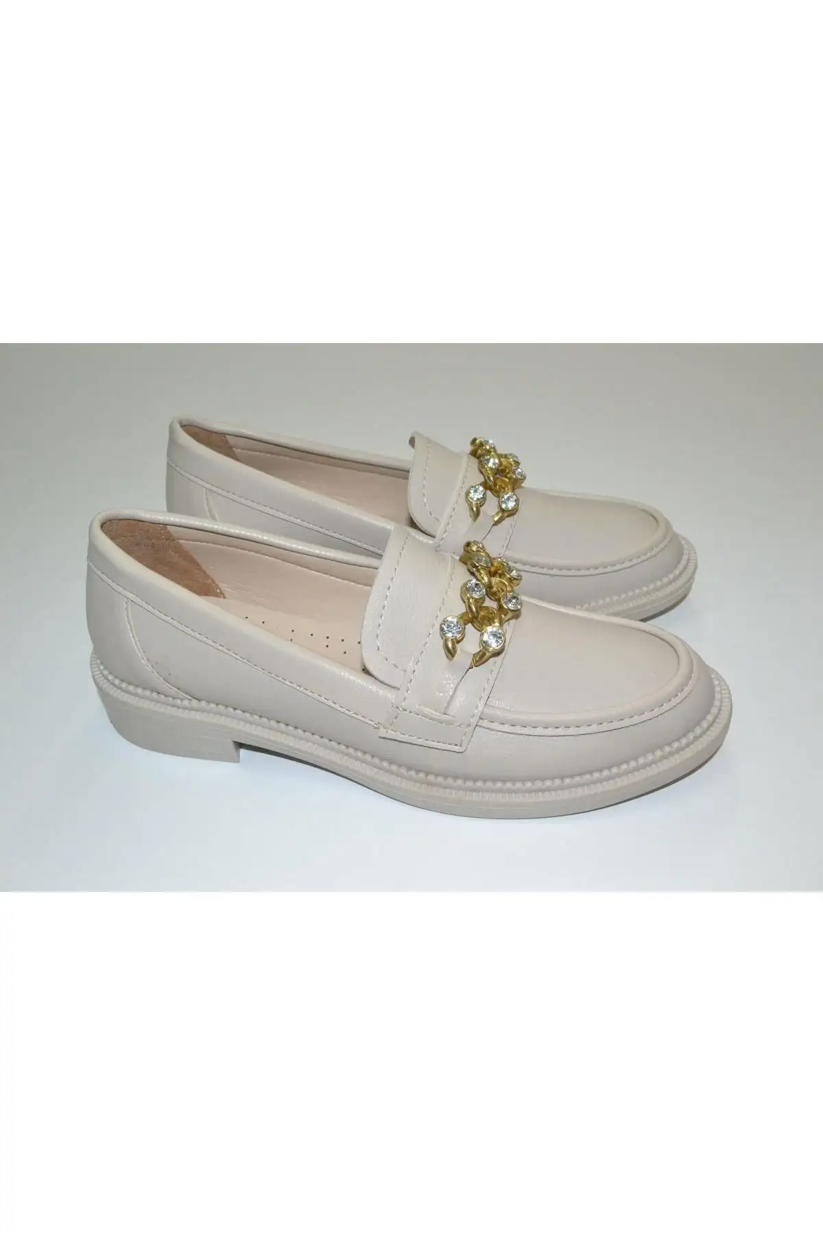 کفش اداری زنانه  راحتی  با جزئیات زنجیری، مناسب برای کار، روزمره و ، با نوک گرد و رنگ کرم. - 6781 کفش اداری زنانه راحتی با جزئیات زنجیری، مناسب برای کار، روزمره و ، با نوک گرد و رنگ کرم. - 6781