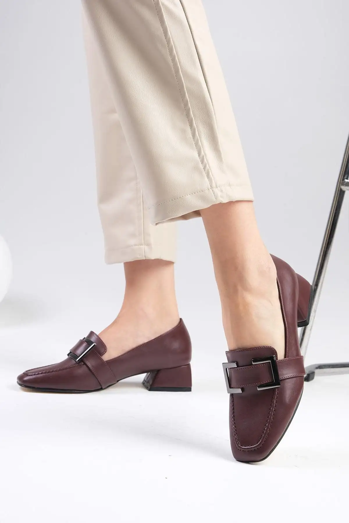 کفش اداری زنانه  پاشنه کوتاه  با نوک گرد و لوازم جانبی بند رنگی بتی بوردو - 6260 کفش اداری زنانه پاشنه کوتاه با نوک گرد و لوازم جانبی بند رنگی بتی بوردو - 6260