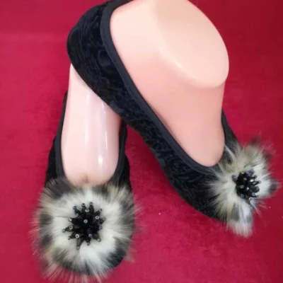 کفش مجلسی زنانه پاتیک ایو پاتیکی با طرح پلنگی و خزدار، دارای سنگ تزئینی، سیاه و با زیره ضد لغزش از جنس مخمل. - 6237