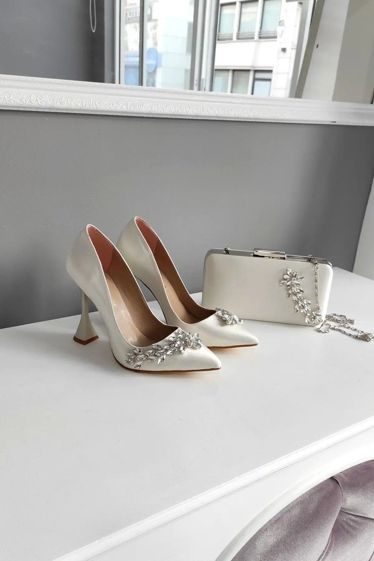 کفش مجلسی زنانه کیف ساتن سدف ۱۱ سانتیمتری با پاشنه شمعی و تزئینات ستارهای سنگدار،    استیلتو - 5687 کفش مجلسی زنانه کیف ساتن سدف ۱۱ سانتیمتری با پاشنه شمعی و تزئینات ستارهای سنگدار، استیلتو - 5687
