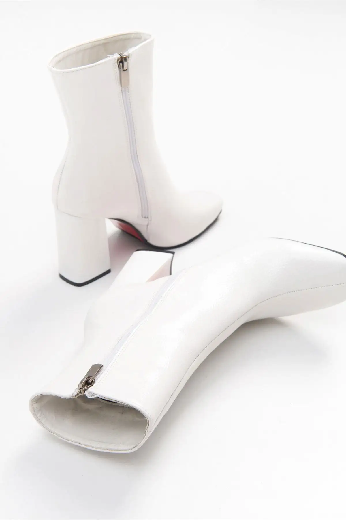 بوت و نیم بوت زنانه Bot  تیللا با ریه سفید  براق - 6705 بوت و نیم بوت زنانه Bot تیللا با ریه سفید براق - 6705