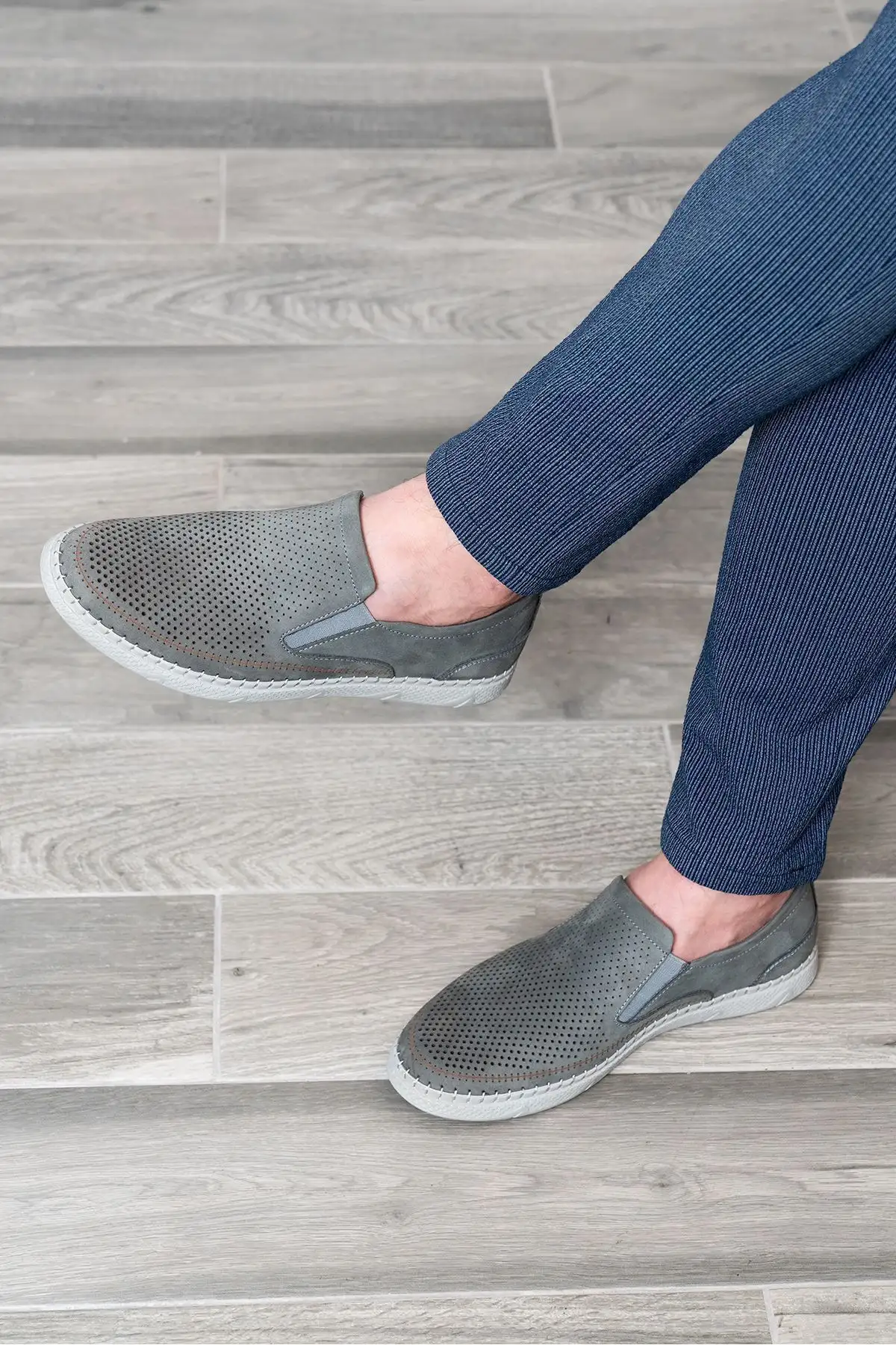 کفش ورزشی روزمره 1.  مردانه طبیعی چرم
2.
3.  تابستانی
4.  لوفر نبوک خاکستری - 5531 کفش ورزشی روزمره 1. مردانه طبیعی چرم 2. 3. تابستانی 4. لوفر نبوک خاکستری - 5531