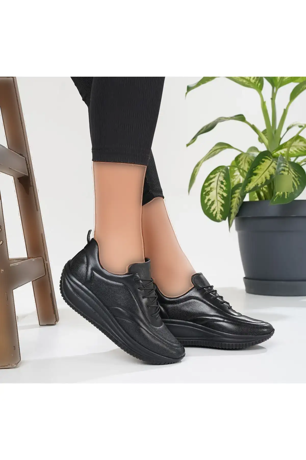 کفش ورزشی روزمره  زنانه اورتوپدیک میرا با جنس چرم مناسب برای خار پاشنه و برآمدگی استخوانی - 5556 کفش ورزشی روزمره زنانه اورتوپدیک میرا با جنس چرم مناسب برای خار پاشنه و برآمدگی استخوانی - 5556