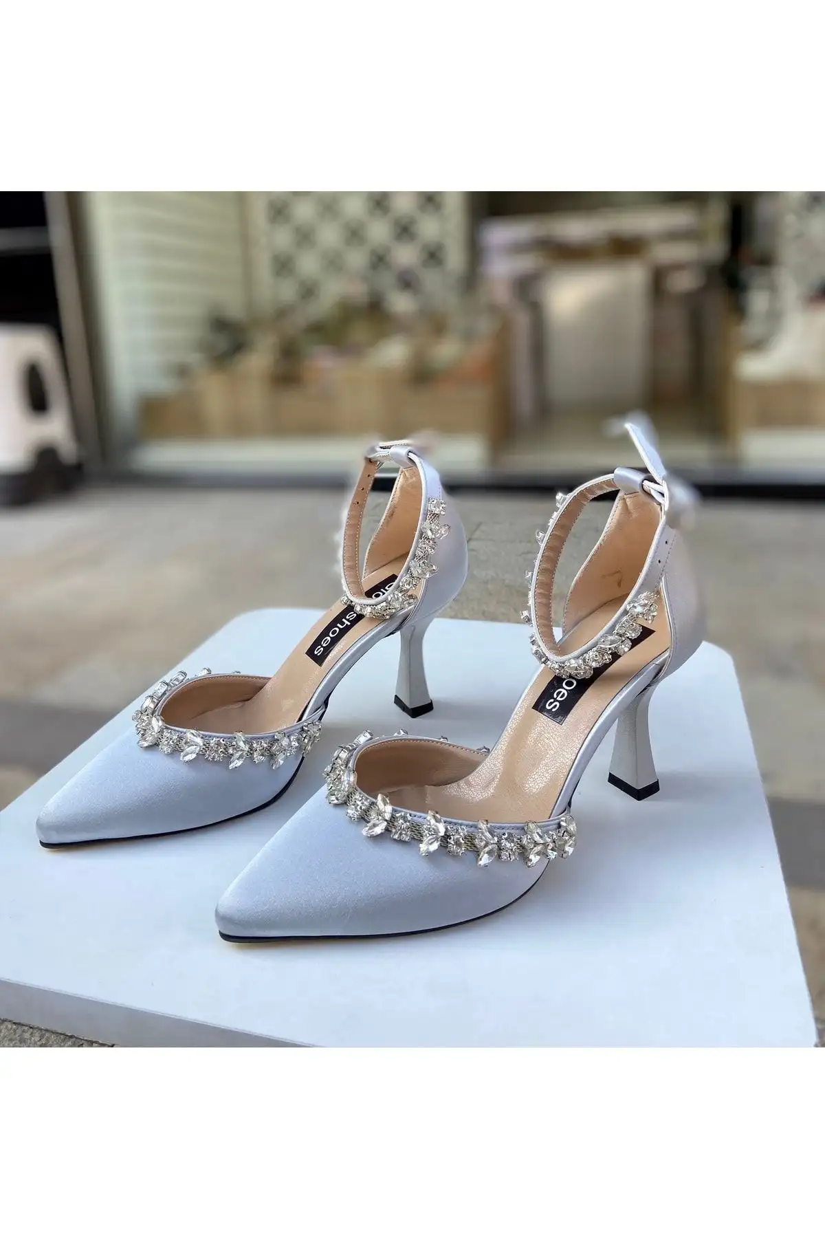 کفش مجلسی زنانه  پاشنهدار سنگدار ساتن نقرهای 9 سانتیمتری 0280 - 6740 کفش مجلسی زنانه پاشنهدار سنگدار ساتن نقرهای 9 سانتیمتری 0280 - 6740