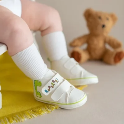 کفش نوزاد پسر اول گام با بند چسبی طرح دایناسور - 5446