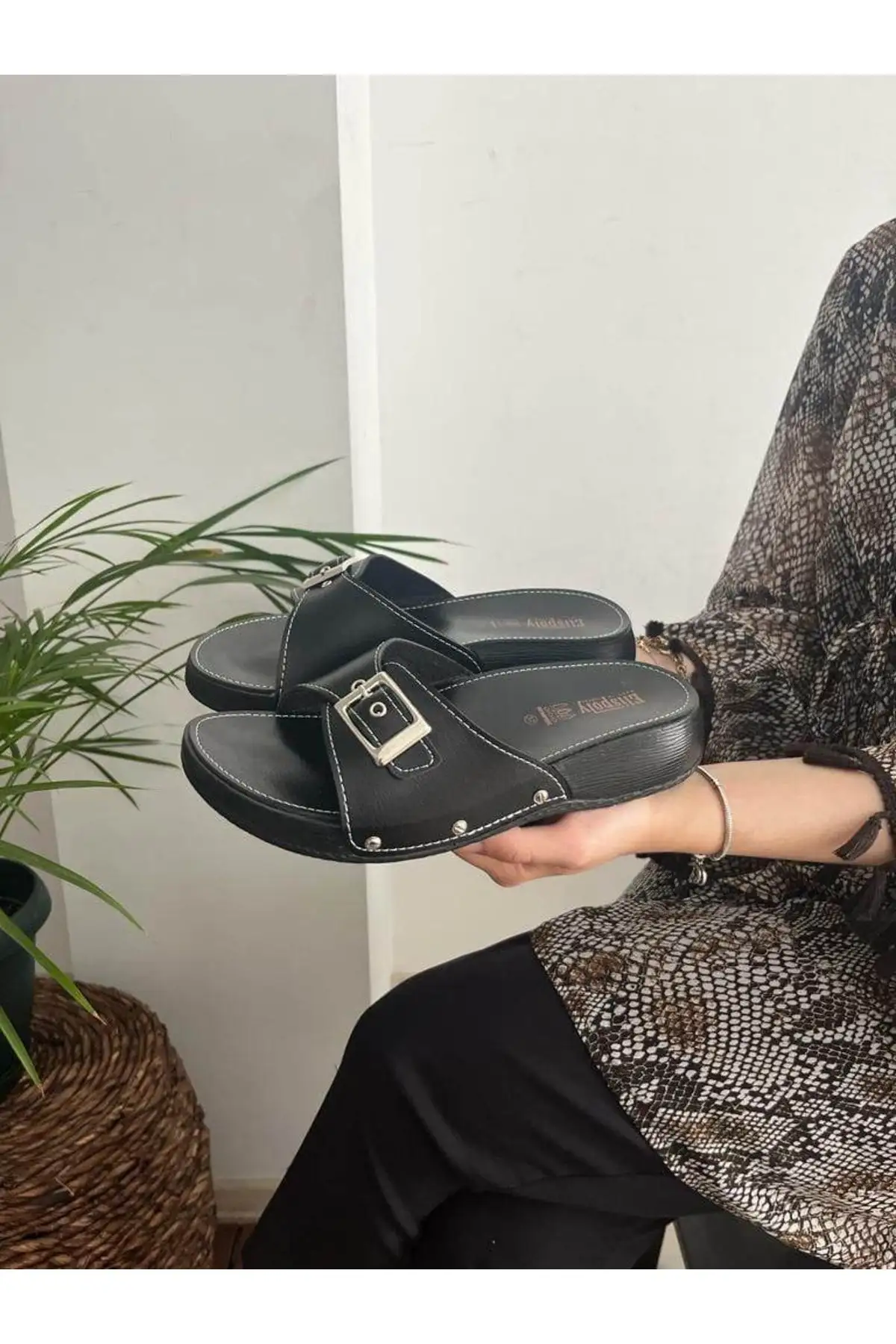 کفش راحتی خانه زنانه پاپوش طبی آناتومیک کلاسیک با یک بند، دمپایی مادر، دمپایی خیابانی - 7007 کفش راحتی خانه زنانه پاپوش طبی آناتومیک کلاسیک با یک بند، دمپایی مادر، دمپایی خیابانی - 7007