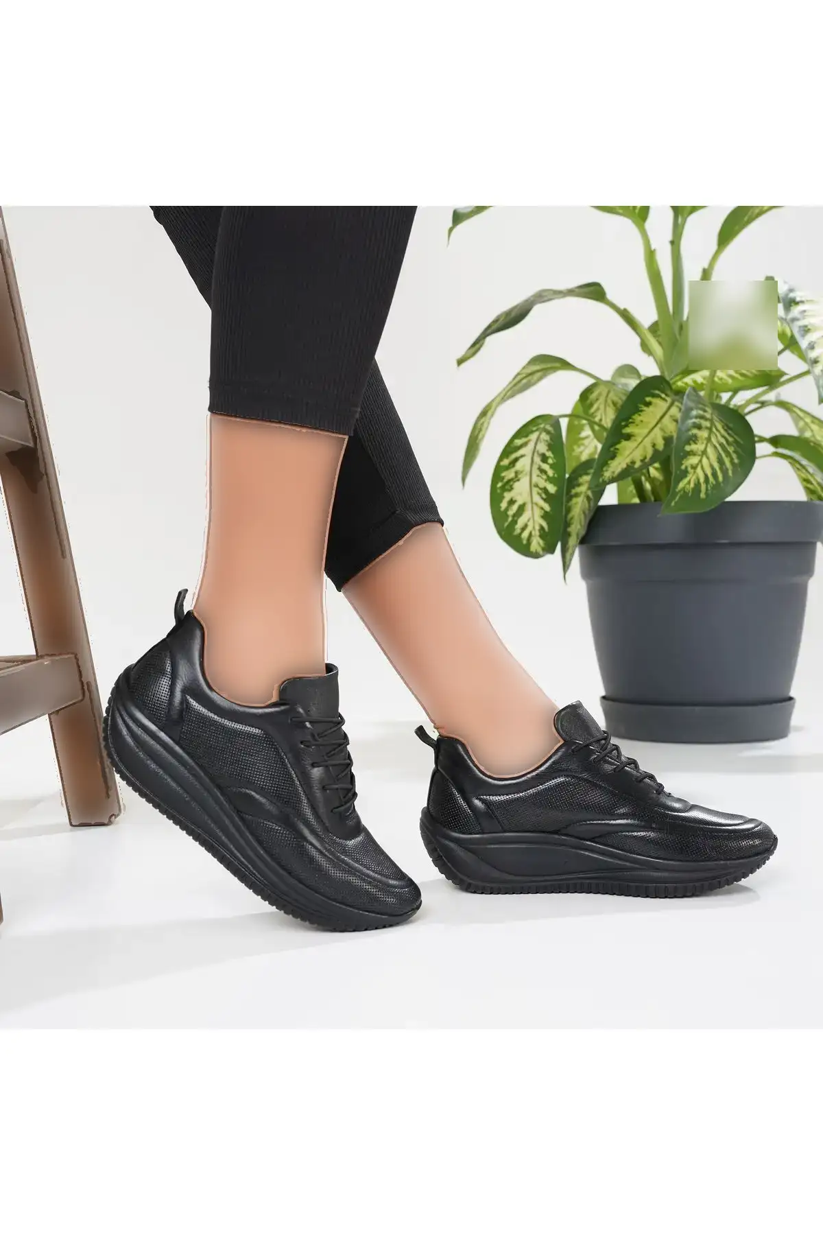 کفش ورزشی روزمره  زنانه اورتوپدیک میرا با جنس چرم مناسب برای خار پاشنه و برآمدگی استخوانی - 5556 کفش ورزشی روزمره زنانه اورتوپدیک میرا با جنس چرم مناسب برای خار پاشنه و برآمدگی استخوانی - 5556