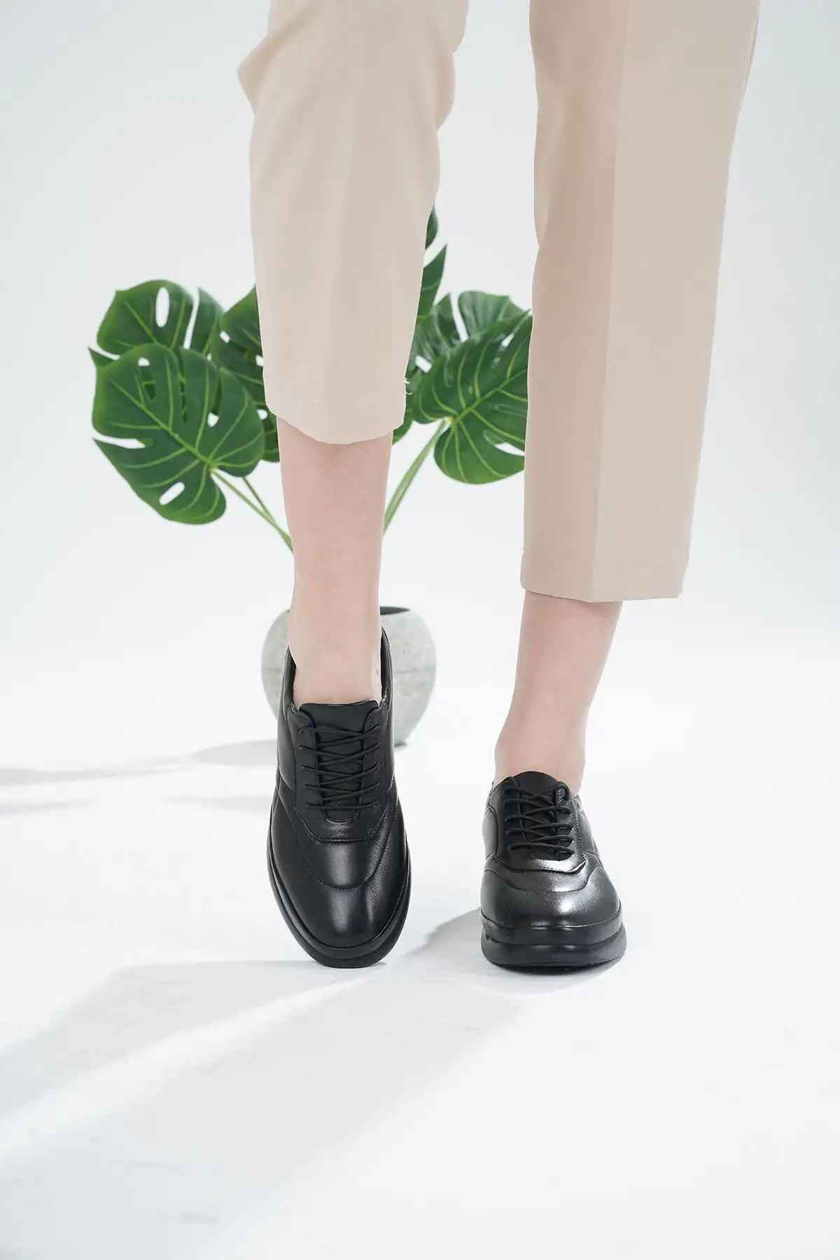 کفش ورزشی روزمره مراقب خاص زنانه چرم با کفی ارتوپدیک مناسب برای پینه های پا و برجستگی های استخوانی - 5553 کفش ورزشی روزمره مراقب خاص زنانه چرم با کفی ارتوپدیک مناسب برای پینه های پا و برجستگی های استخوانی - 5553