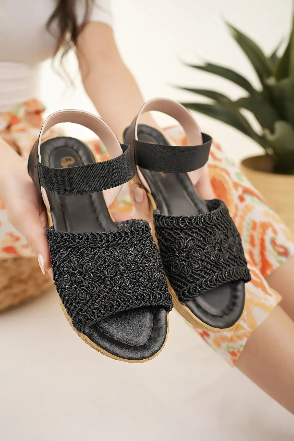 کفش صندل زنانه  بافتنی  مشکی گرهدار دارای گلدوزی، جدیدترین مدل فصل تابستان برای سواحل و تعطیلات - 6942 کفش صندل زنانه بافتنی مشکی گرهدار دارای گلدوزی، جدیدترین مدل فصل تابستان برای سواحل و تعطیلات - 6942