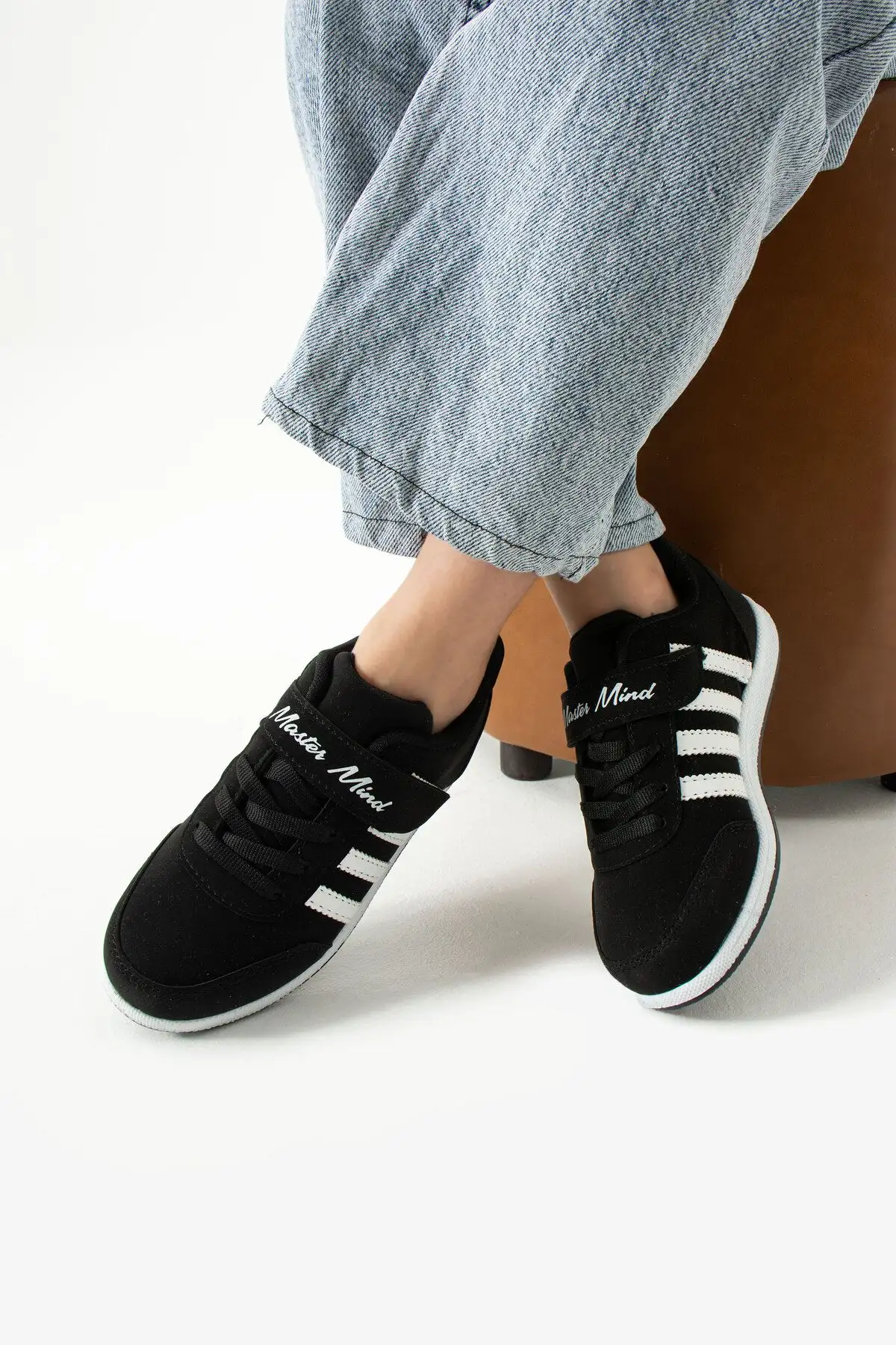 کفش دخترانه  ورزشی راحتی کودکانه دو رنگ مشکی و سفید با بند و یک چسب، از جنس چرم مصنوعی سبک و انعطافپذیر یونیسکس. - 6893 کفش دخترانه ورزشی راحتی کودکانه دو رنگ مشکی و سفید با بند و یک چسب، از جنس چرم مصنوعی سبک و انعطافپذیر یونیسکس. - 6893