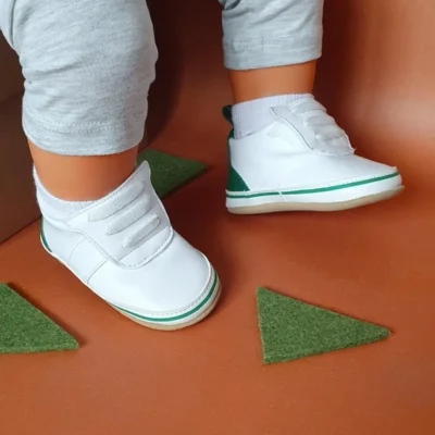 کفش نوزاد پسر پاپوش ی با جزئیات سبز و چسبی سفید - کد g-2359 - 5451