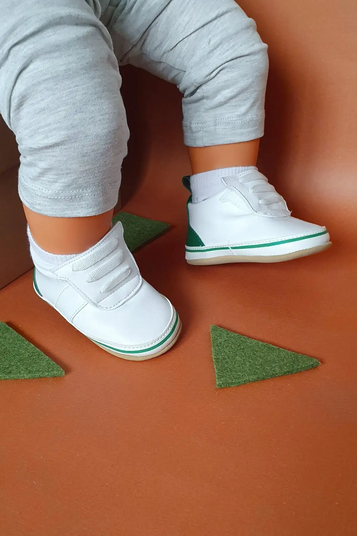 کفش نوزاد پسر پاپوش ی با جزئیات سبز و چسبی سفید - کد g-2359 - 5451 کفش نوزاد پسر پاپوش ی با جزئیات سبز و چسبی سفید - کد g-2359 - 5451