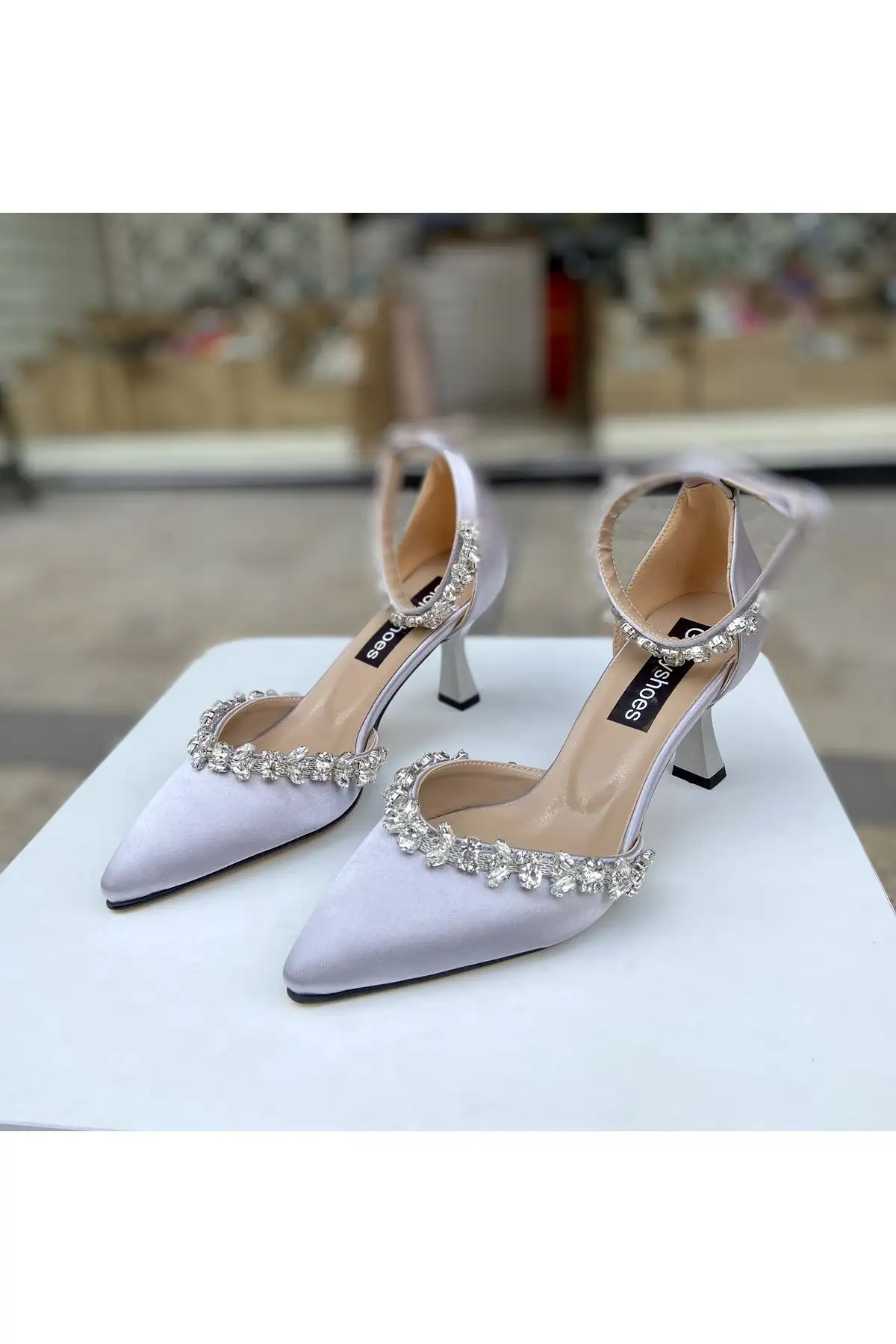 کفش مجلسی زنانه  پاشنهدار سنگدار ساتن نقرهای 6 سانتیمتری 0650 - 6757 کفش مجلسی زنانه پاشنهدار سنگدار ساتن نقرهای 6 سانتیمتری 0650 - 6757