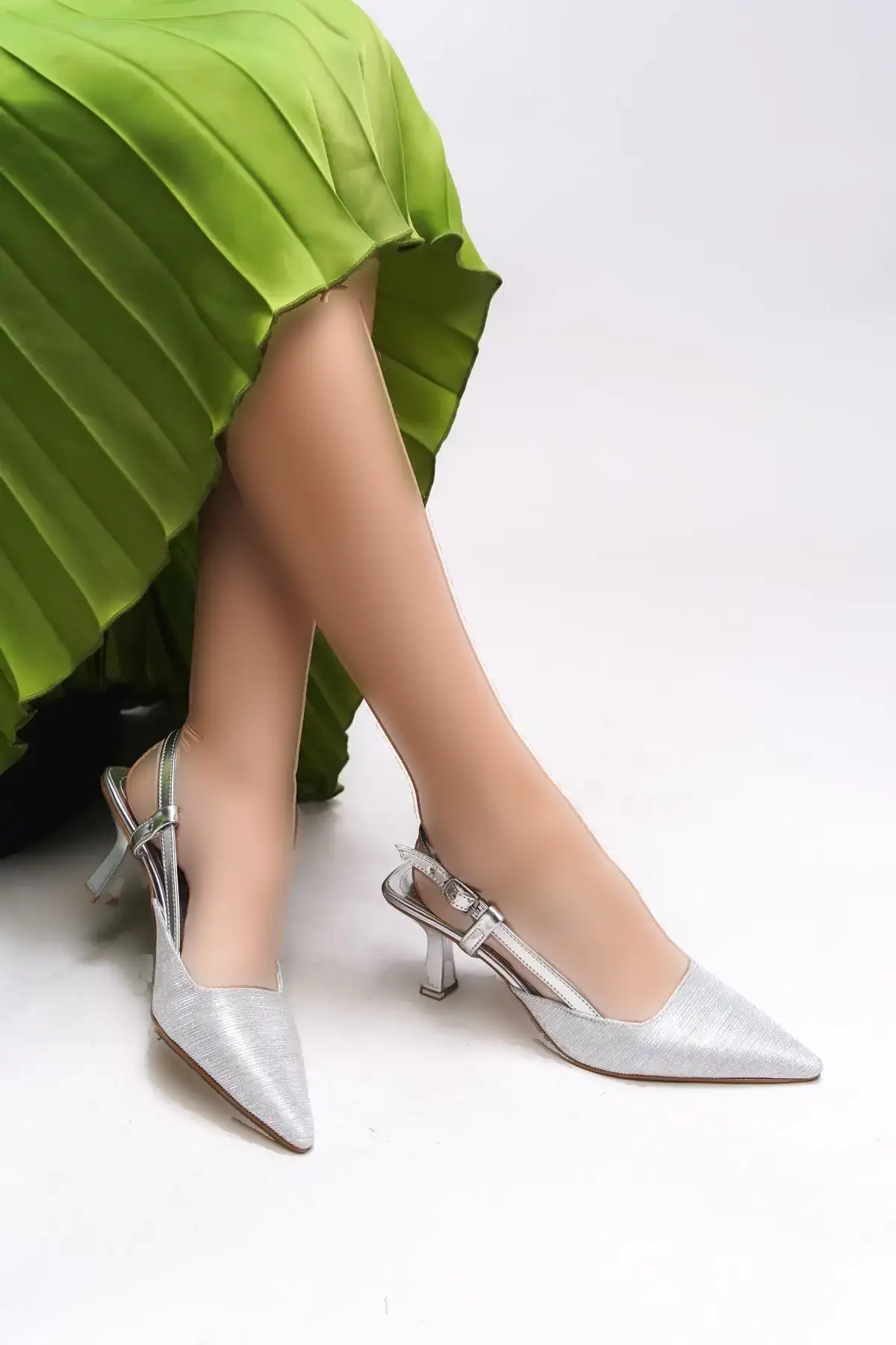 کفش پاشنه بلند زنانه    اوولنیل با نوک تیز و پشت باز مدل 001209 به رنگ نقرهای با بافت مخصوص - 6308 کفش پاشنه بلند زنانه اوولنیل با نوک تیز و پشت باز مدل 001209 به رنگ نقرهای با بافت مخصوص - 6308