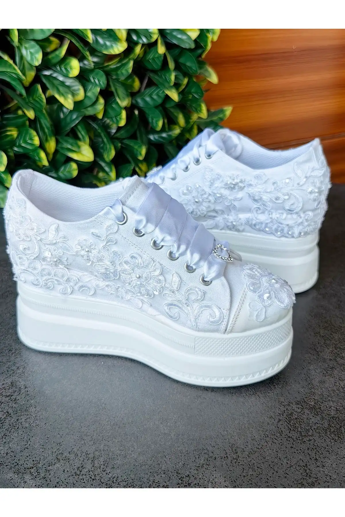 کفش پاشنه بلند زنانه  عروسی با اپلیک طلا برای عروس، سفید، شیک، راحت و با   - 6303 کفش پاشنه بلند زنانه عروسی با اپلیک طلا برای عروس، سفید، شیک، راحت و با - 6303