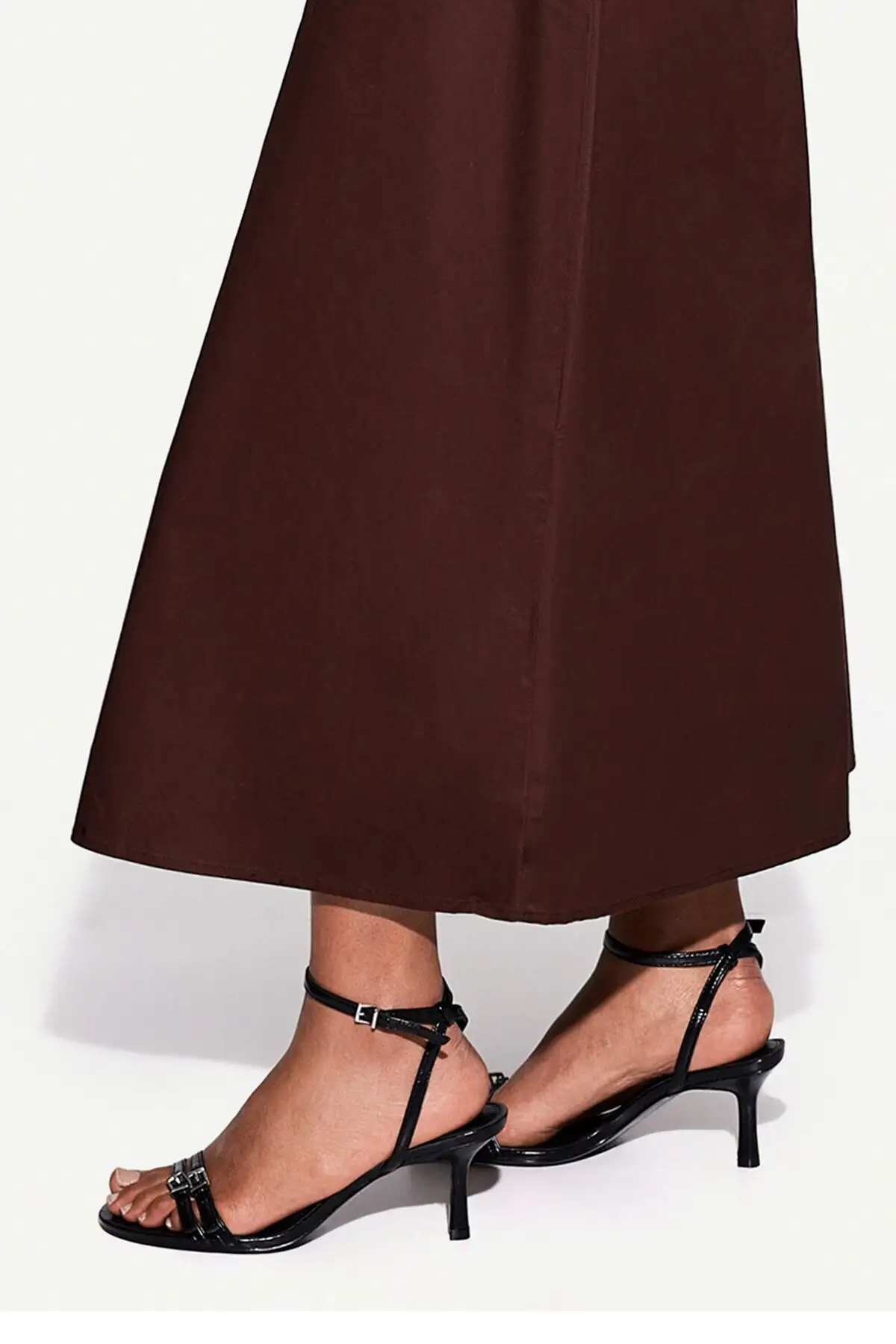 کفش صندل زنانه بنددار کفی پاشنهبلند مدل - 5975 کفش صندل زنانه بنددار کفی پاشنهبلند مدل - 5975