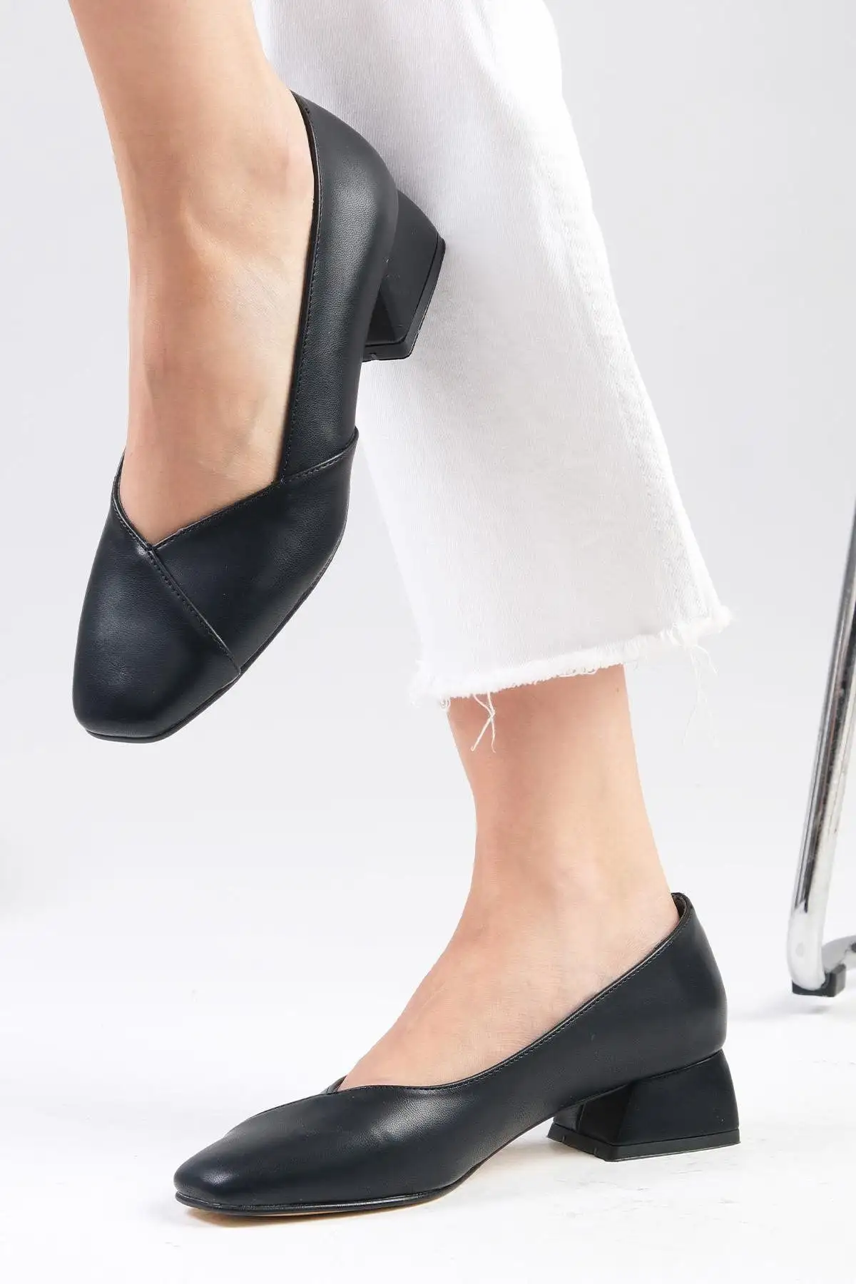 کفش پاشنه بلند زنانه   کوتاه پاشنه با نوک گرد Addison به رنگ سیاه - 6326 کفش پاشنه بلند زنانه کوتاه پاشنه با نوک گرد Addison به رنگ سیاه - 6326