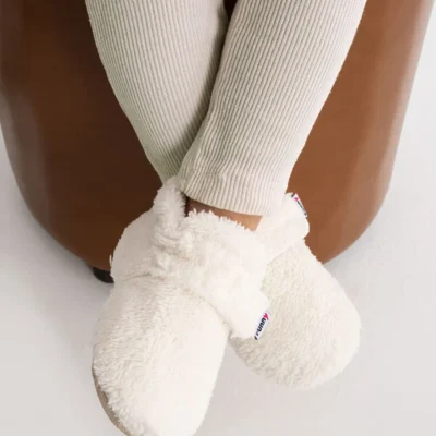 کفش نوزاد پسر پاندوف راحت قطبی با طراحی خاص، پایه نرم، ارگونومیک و انعطاف‌پذیر و از جنس ارگانیک و راحت با تهویه مناسب. - 6544