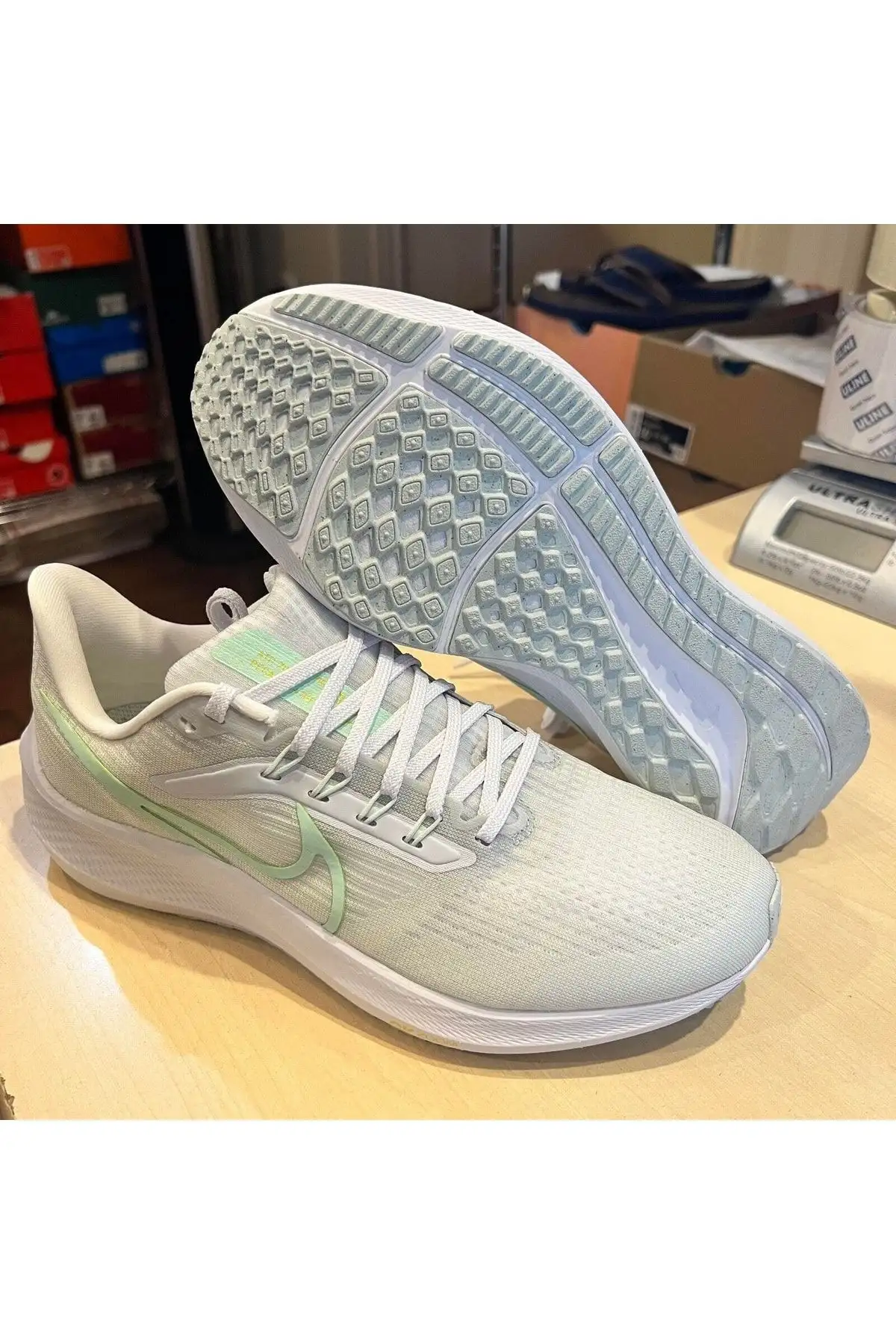 کفش ورزشی دویدن زنانه ایر زوم پگاسوس 39 شماره Dh4072-102 - 7105 کفش ورزشی دویدن زنانه ایر زوم پگاسوس 39 شماره Dh4072-102 - 7105