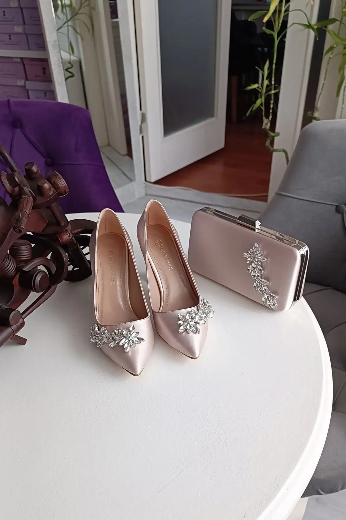 کفش مجلسی زنانه ست کیف و   با طراحی ترکیبی، شامل  پاشنه ۹ سانتیمتری با رویه شیشهای و با سنگهای ستارهای در رنگ شامپاینی. - 5683 کفش مجلسی زنانه ست کیف و با طراحی ترکیبی، شامل پاشنه ۹ سانتیمتری با رویه شیشهای و با سنگهای ستارهای در رنگ شامپاینی. - 5683