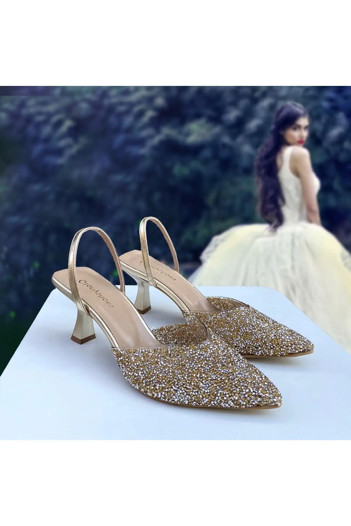 کفش مجلسی زنانه  پاشنهدار ۶ سانتیمتری با تزیینات طلا ۰۱۲۱۰ - 6230 کفش مجلسی زنانه پاشنهدار ۶ سانتیمتری با تزیینات طلا ۰۱۲۱۰ - 6230