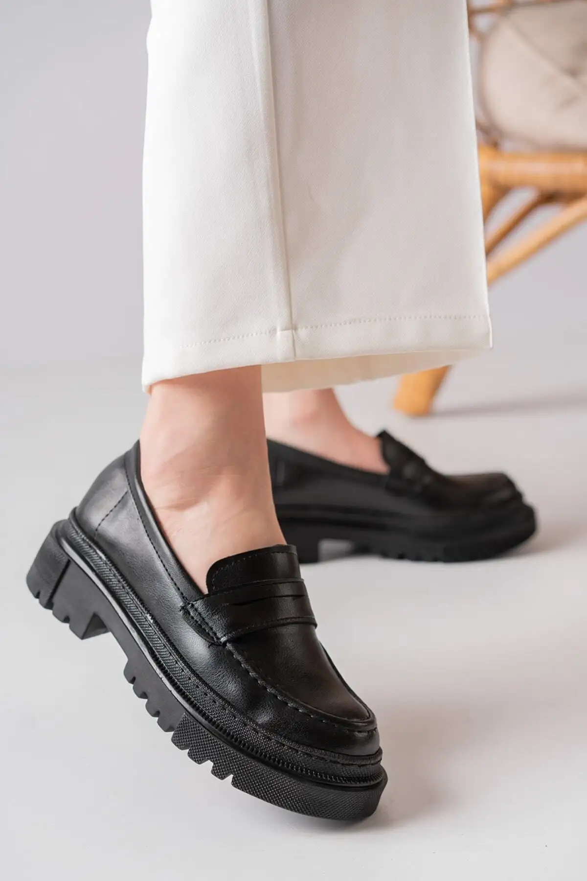 کفش ورزشی روزمره  مکوسن زنانه با کفی ضخیم مشکی - 6635 کفش ورزشی روزمره مکوسن زنانه با کفی ضخیم مشکی - 6635