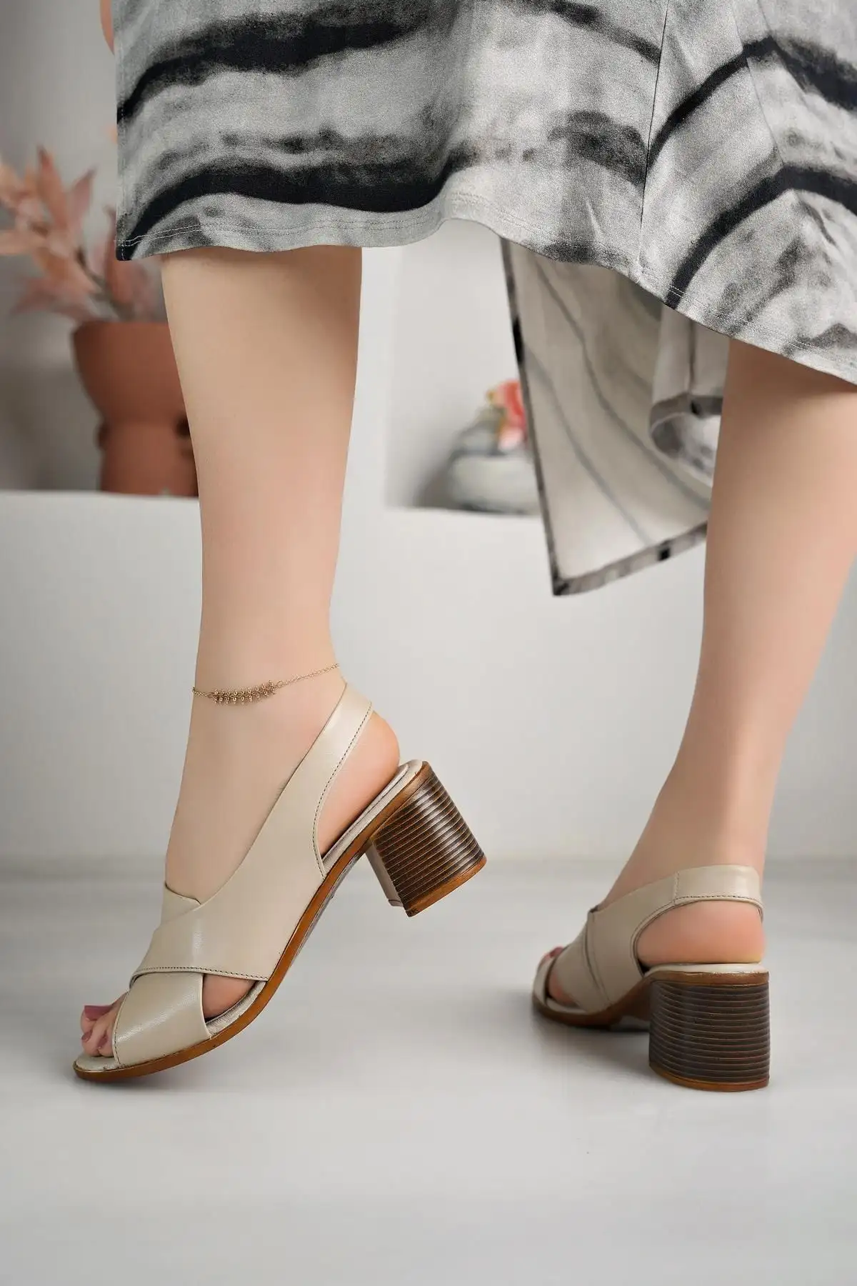 کفش صندل زنانه  پاشنهدار  چرم طبیعی مدل DD0177 - 6411 کفش صندل زنانه پاشنهدار چرم طبیعی مدل DD0177 - 6411