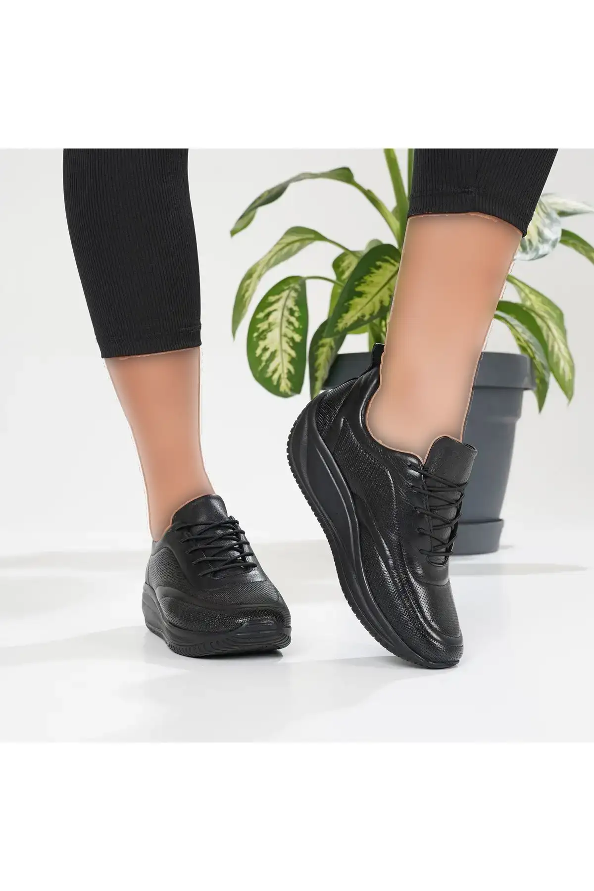 کفش ورزشی روزمره  زنانه اورتوپدیک میرا با جنس چرم مناسب برای خار پاشنه و برآمدگی استخوانی - 5556 کفش ورزشی روزمره زنانه اورتوپدیک میرا با جنس چرم مناسب برای خار پاشنه و برآمدگی استخوانی - 5556