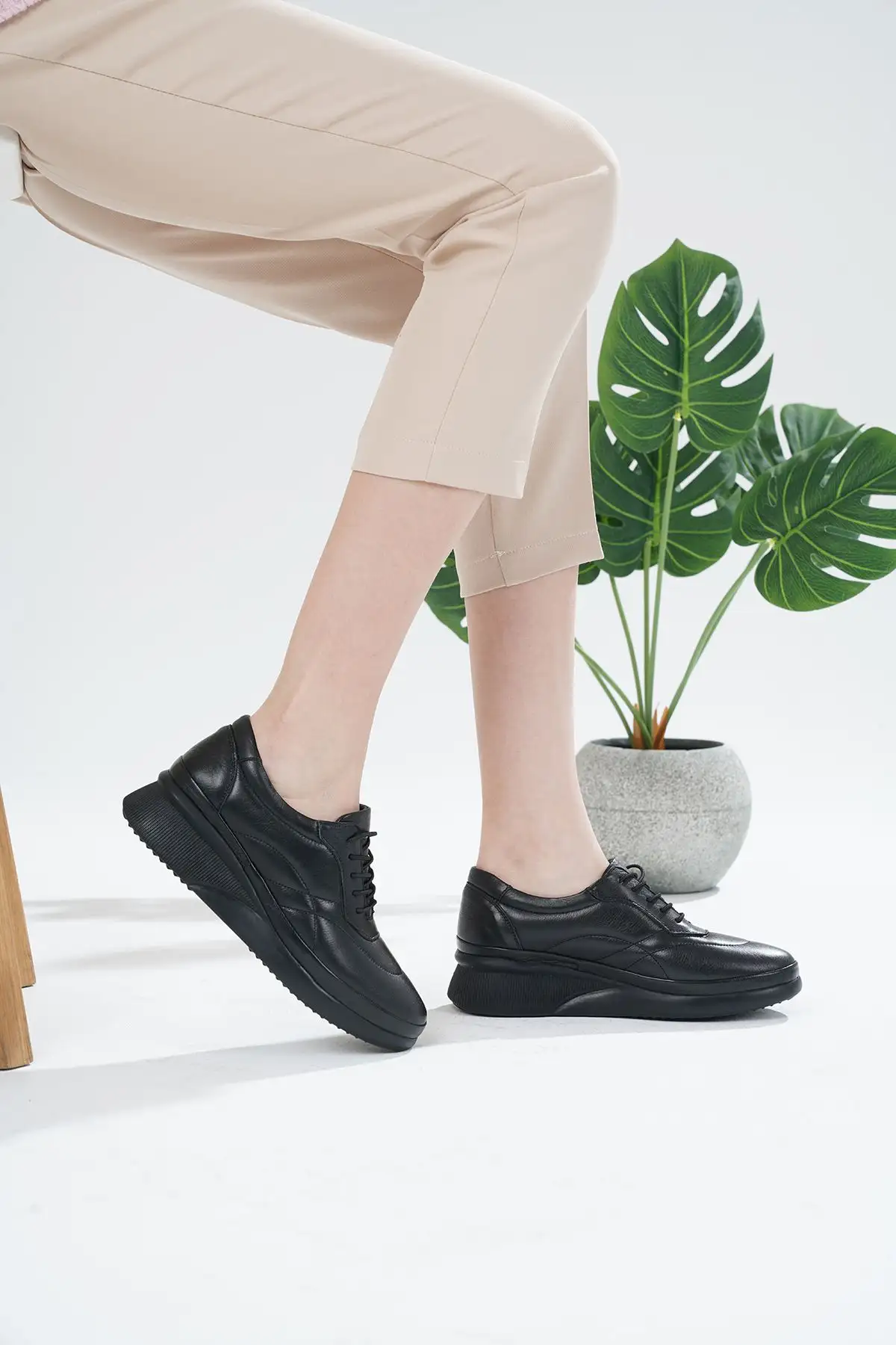 کفش ورزشی روزمره مراقب خاص زنانه چرم با کفی ارتوپدیک مناسب برای پینه های پا و برجستگی های استخوانی - 5553 کفش ورزشی روزمره مراقب خاص زنانه چرم با کفی ارتوپدیک مناسب برای پینه های پا و برجستگی های استخوانی - 5553