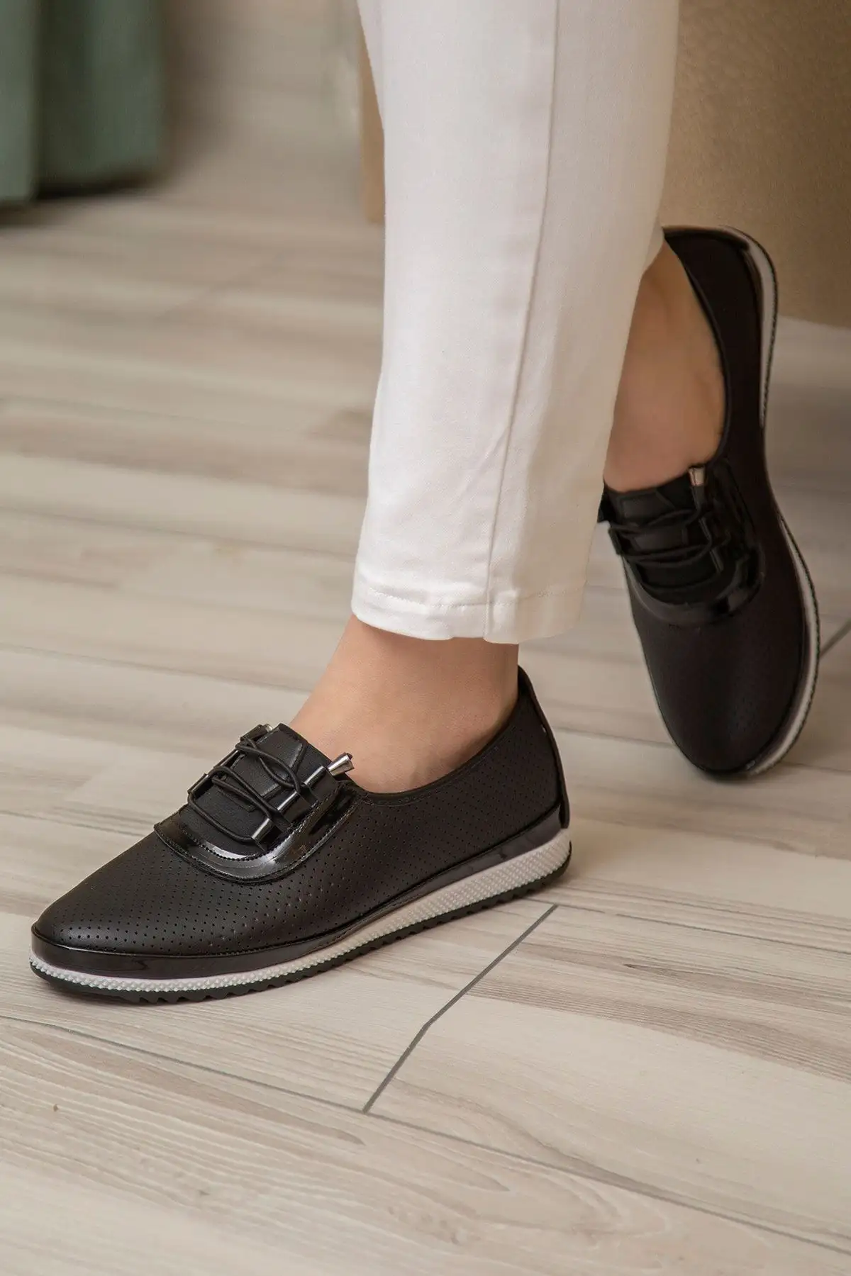 کفش ورزشی روزمره  راحتی زنانه چرم سوراخدار با بند نرم اورتوپدیک  - 6630 کفش ورزشی روزمره راحتی زنانه چرم سوراخدار با بند نرم اورتوپدیک - 6630